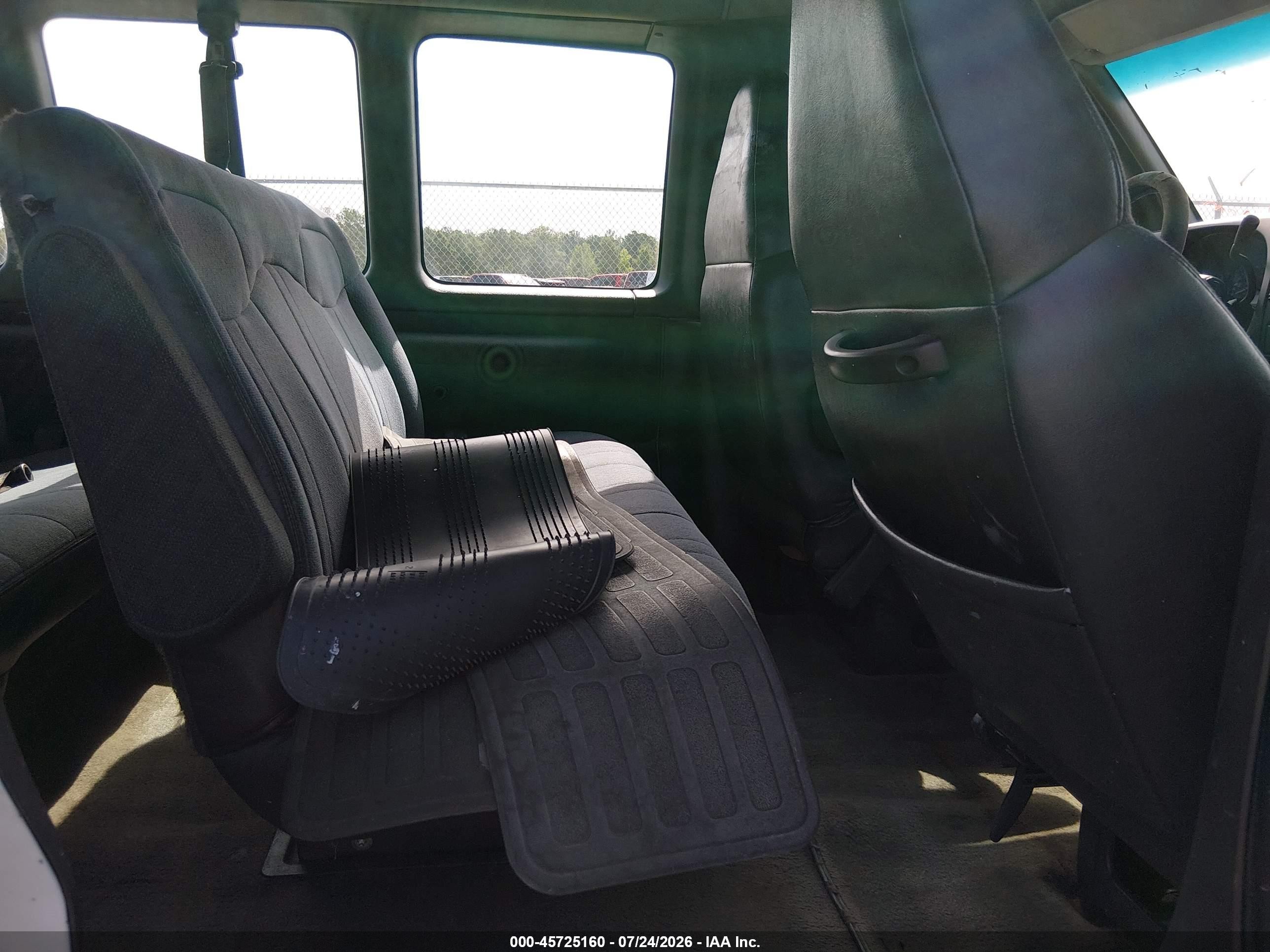 2002 Chevrolet Express Van   White vin: 1GAHG39R221189239