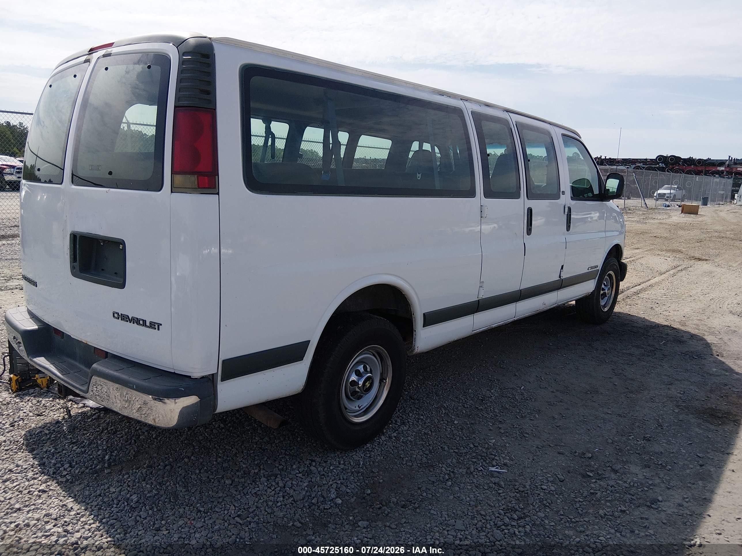 2002 Chevrolet Express Van   White vin: 1GAHG39R221189239