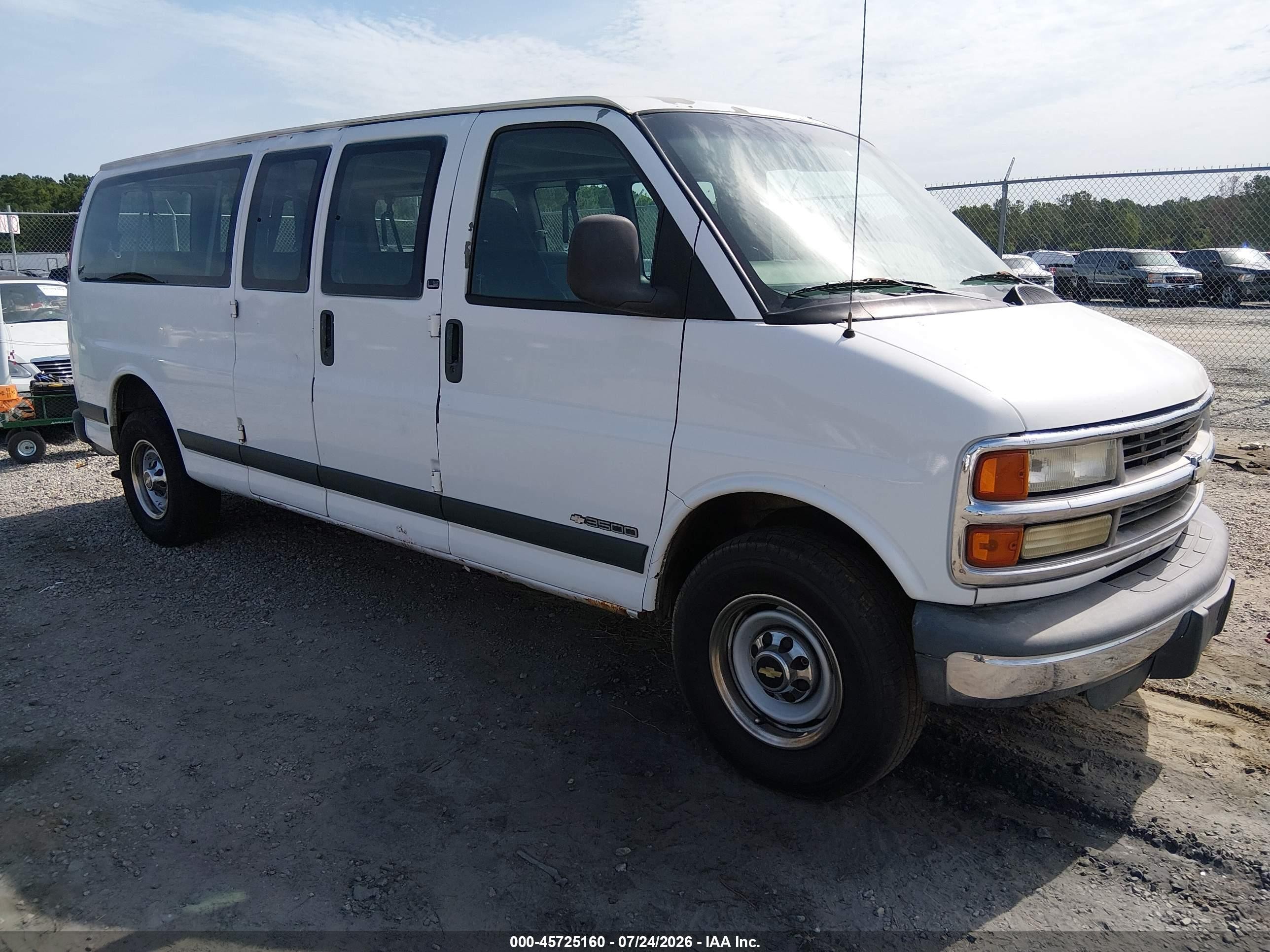 2002 Chevrolet Express Van   White vin: 1GAHG39R221189239