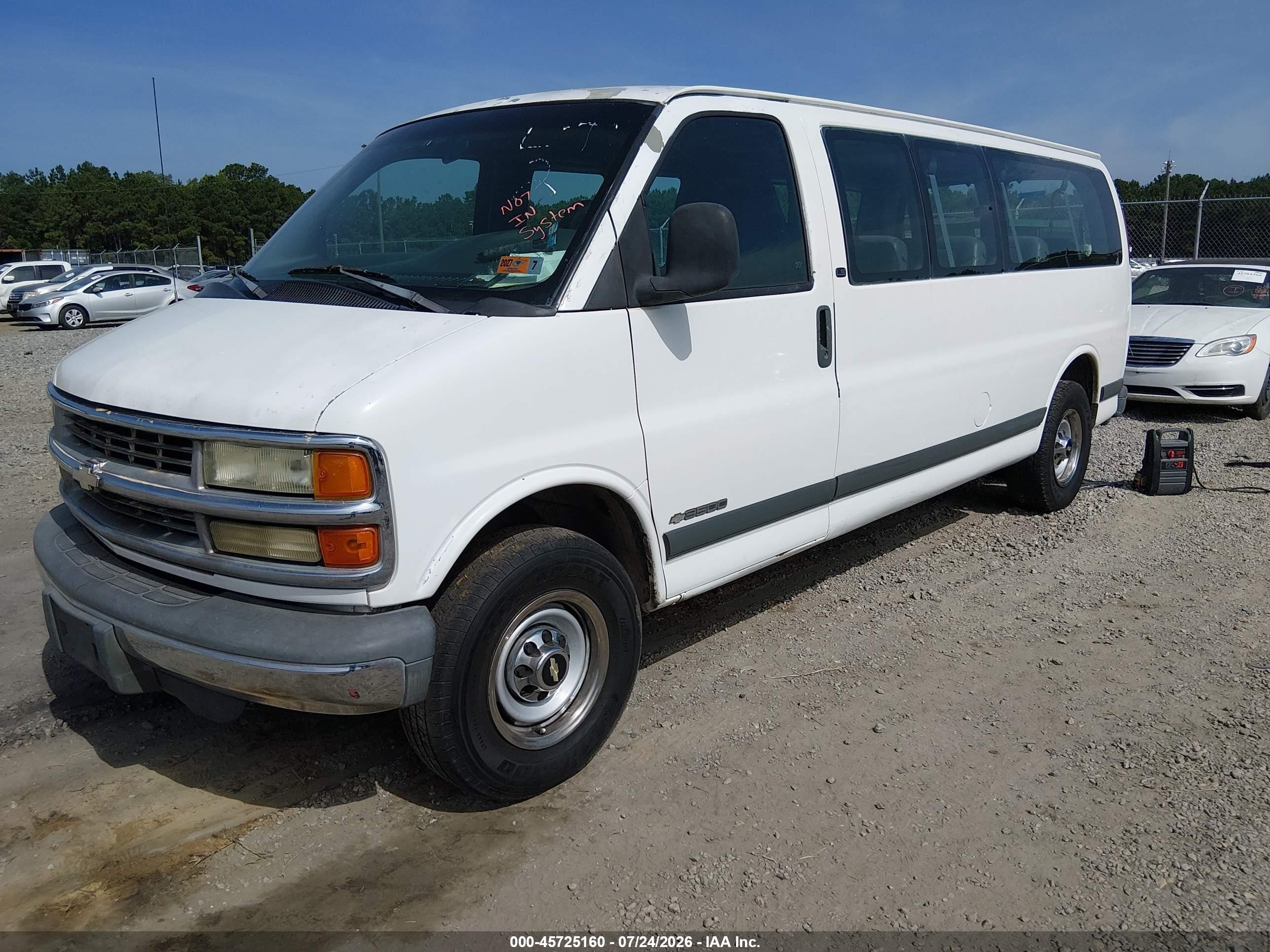 2002 Chevrolet Express Van   White vin: 1GAHG39R221189239