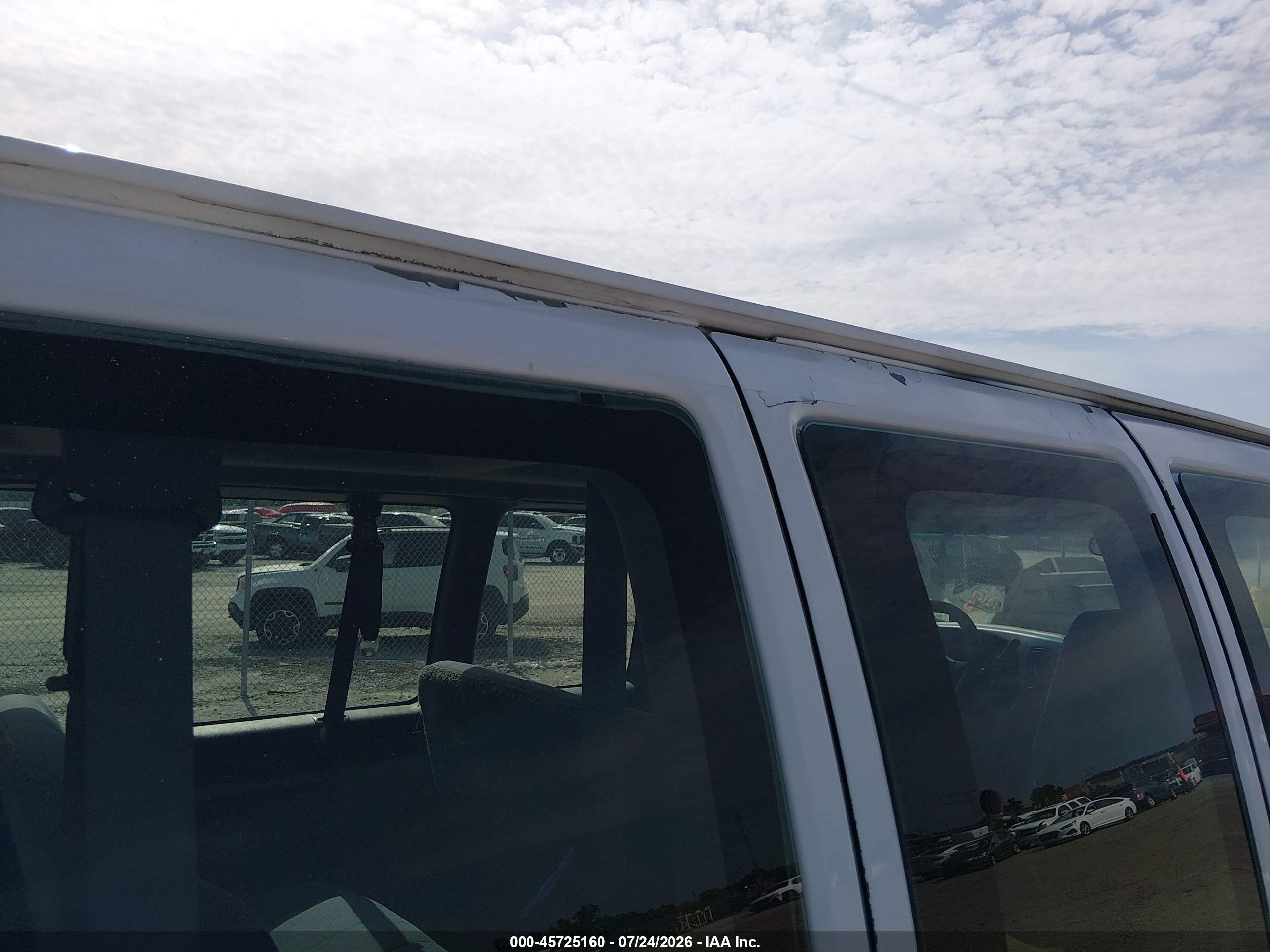 2002 Chevrolet Express Van   White vin: 1GAHG39R221189239