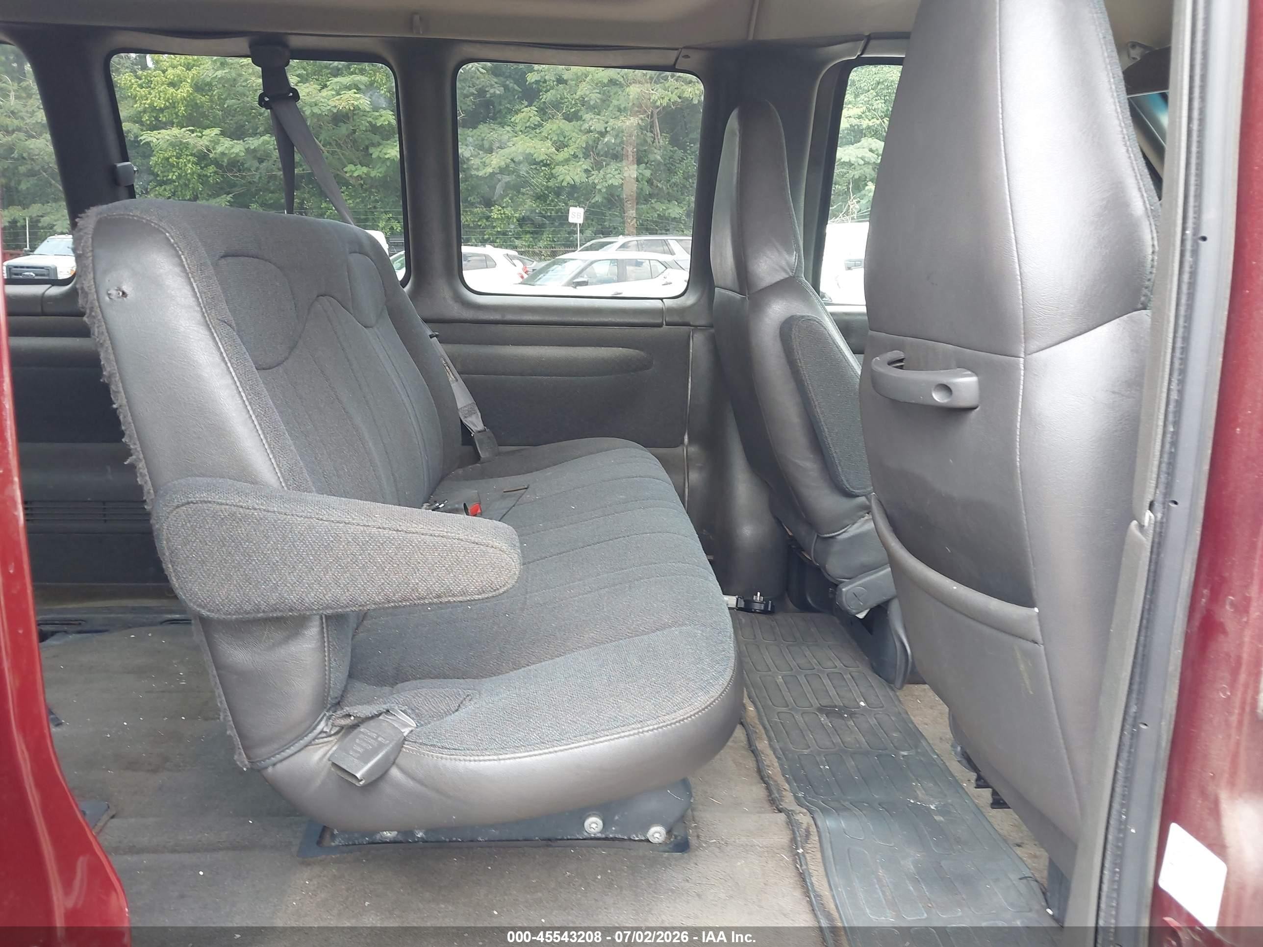 2001 Chevrolet Express   Red vin: 1GAHG39R511125064