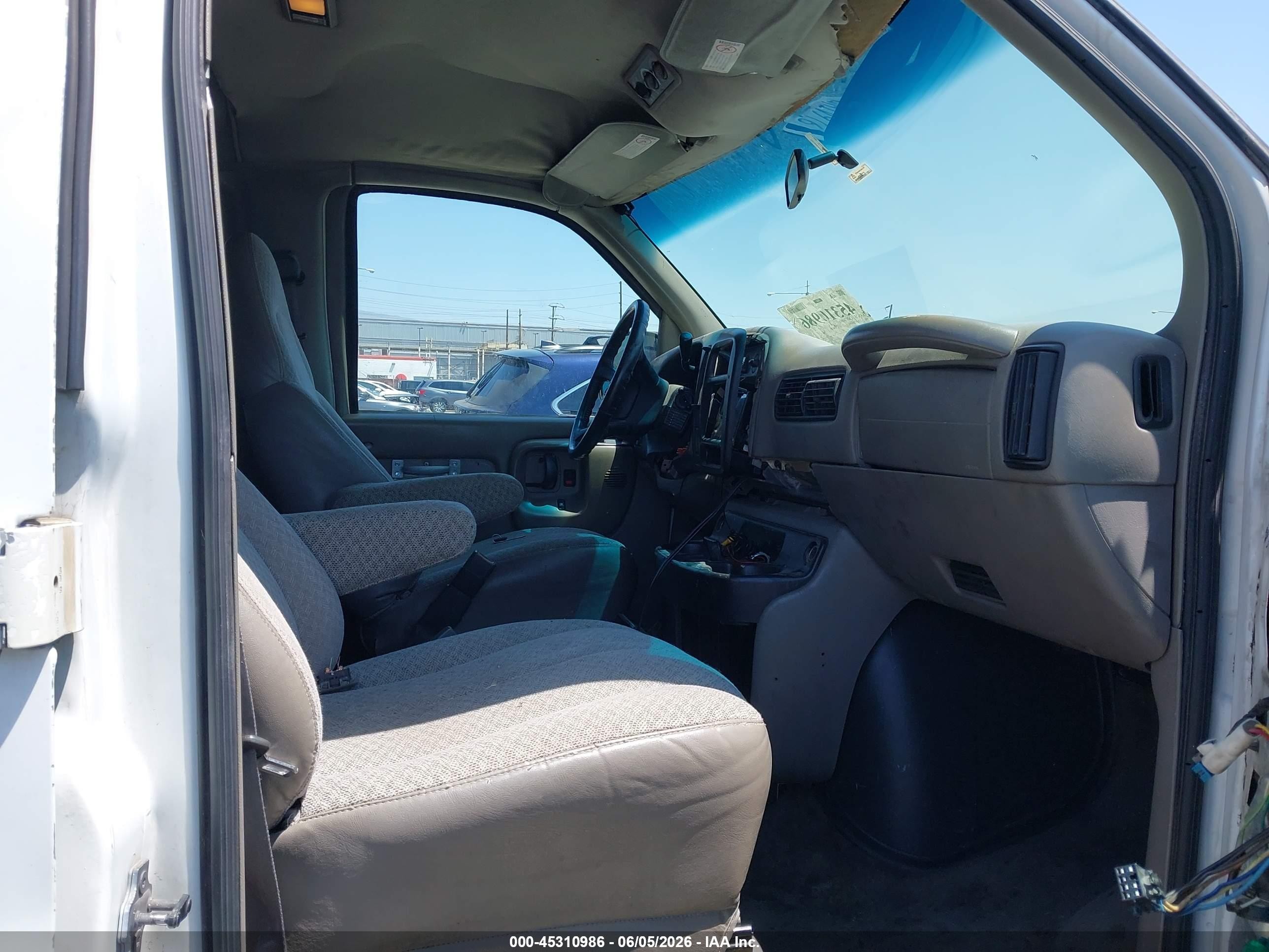 2001 Chevrolet Express   White vin: 1GAHG39R611141094