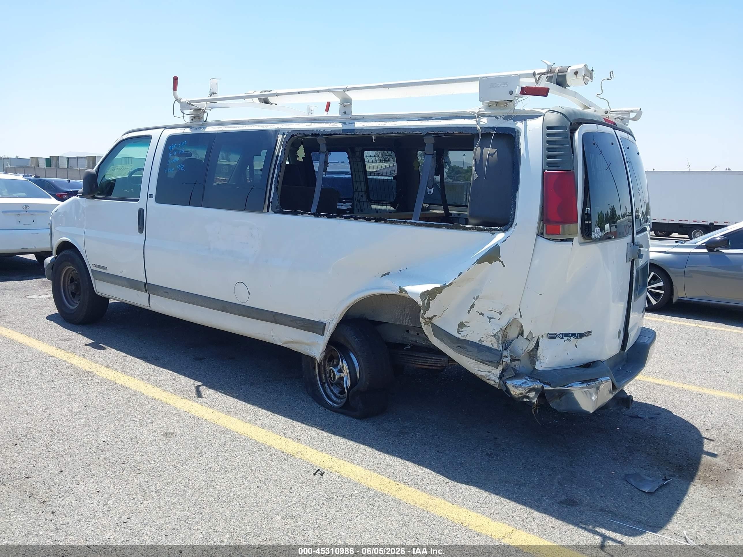 2001 Chevrolet Express   White vin: 1GAHG39R611141094