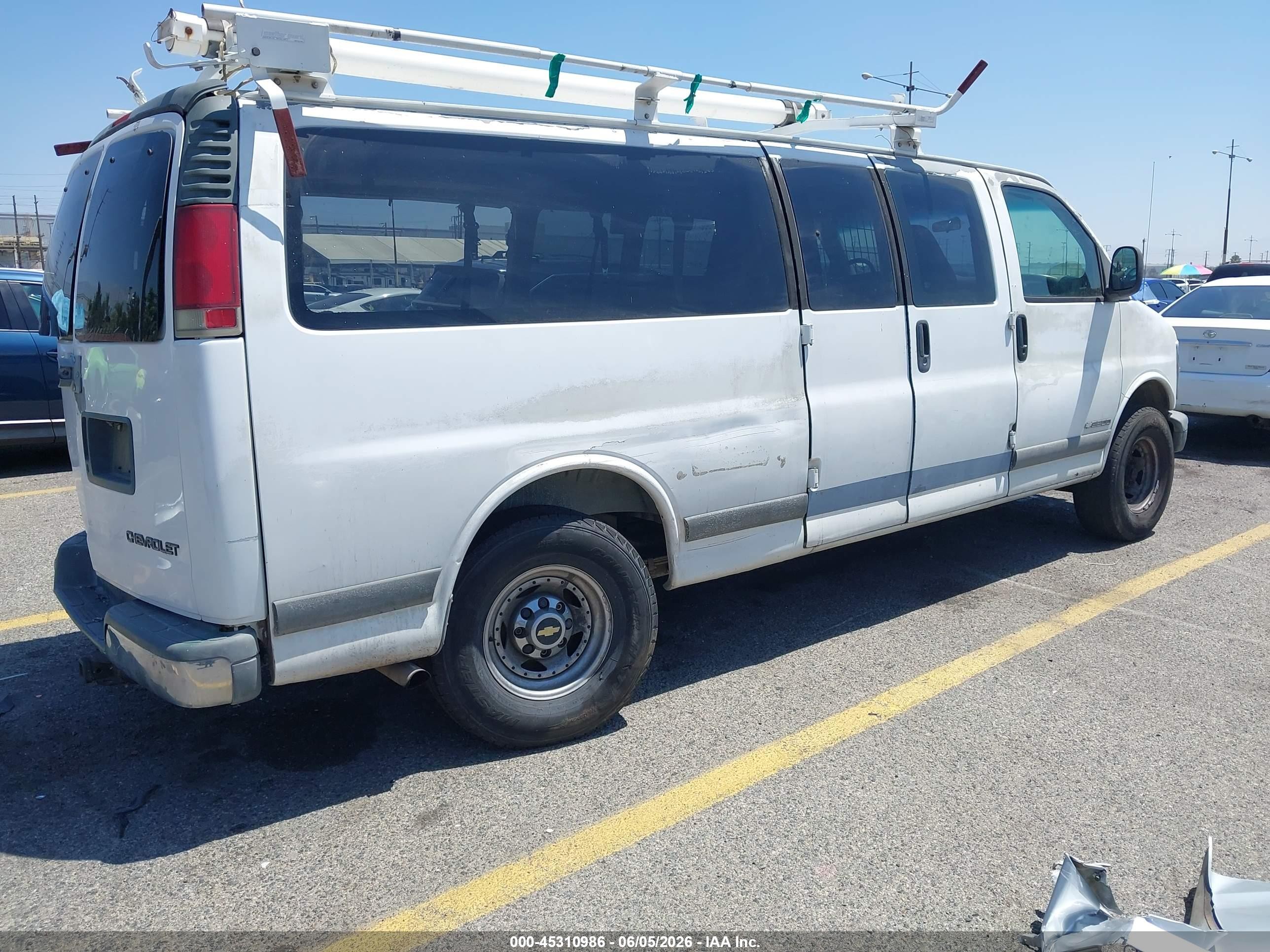2001 Chevrolet Express   White vin: 1GAHG39R611141094
