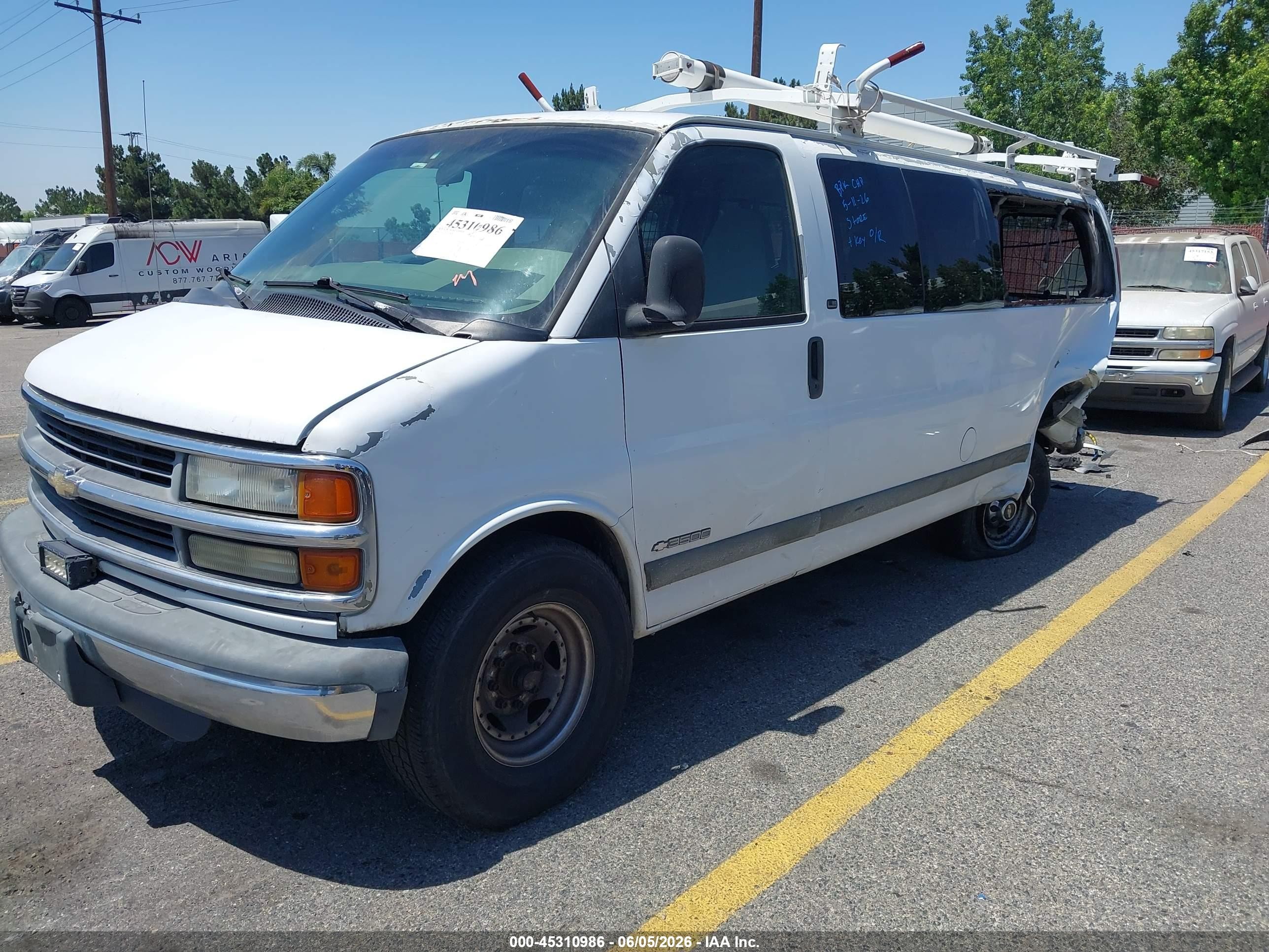 2001 Chevrolet Express   White vin: 1GAHG39R611141094