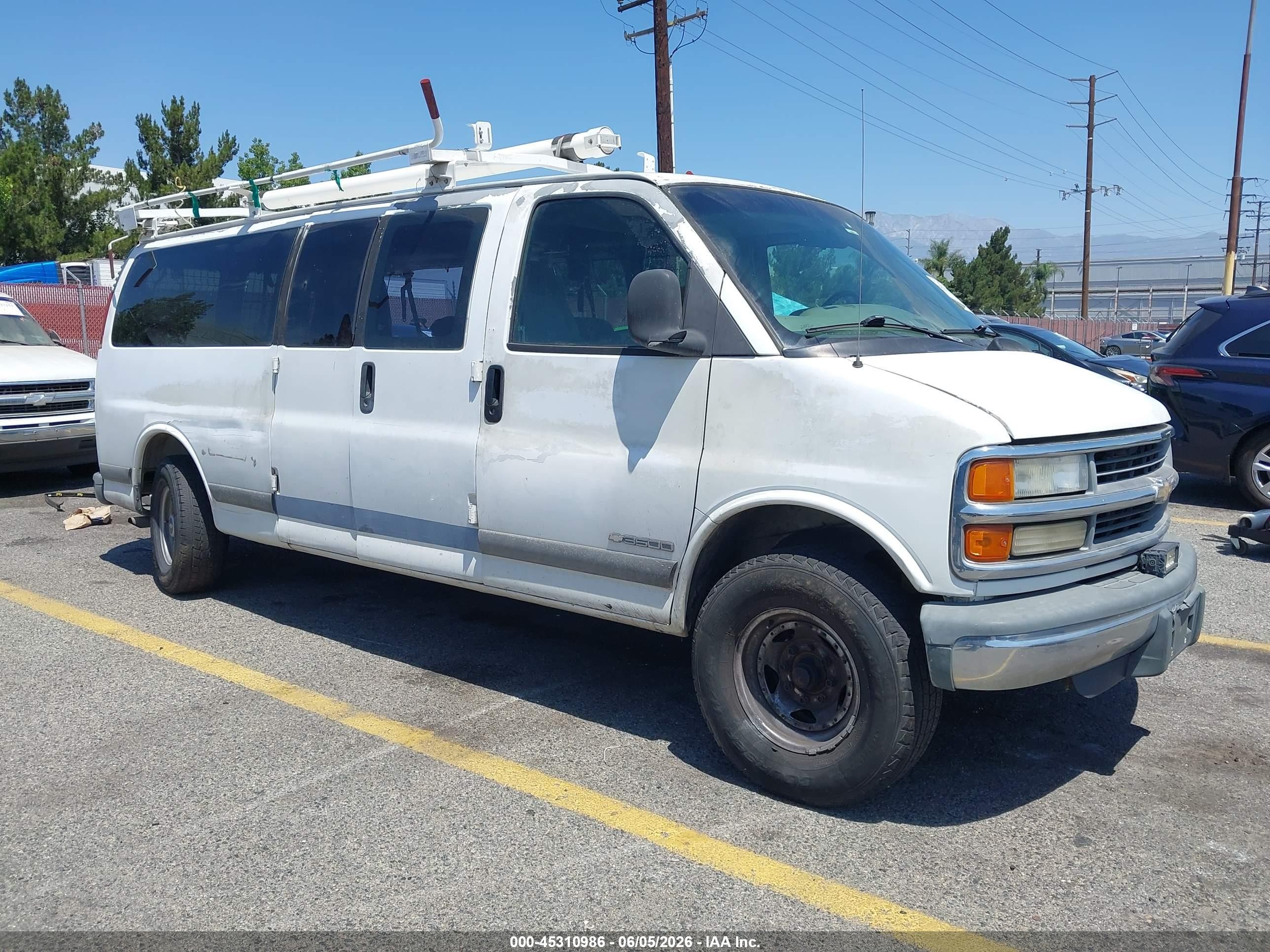2001 Chevrolet Express   White vin: 1GAHG39R611141094