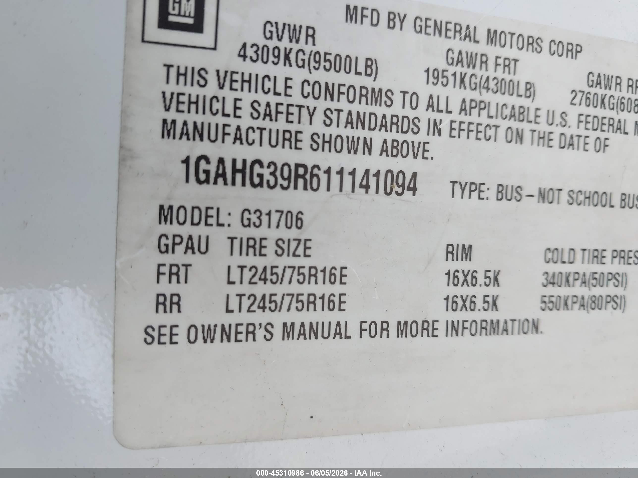 2001 Chevrolet Express   White vin: 1GAHG39R611141094