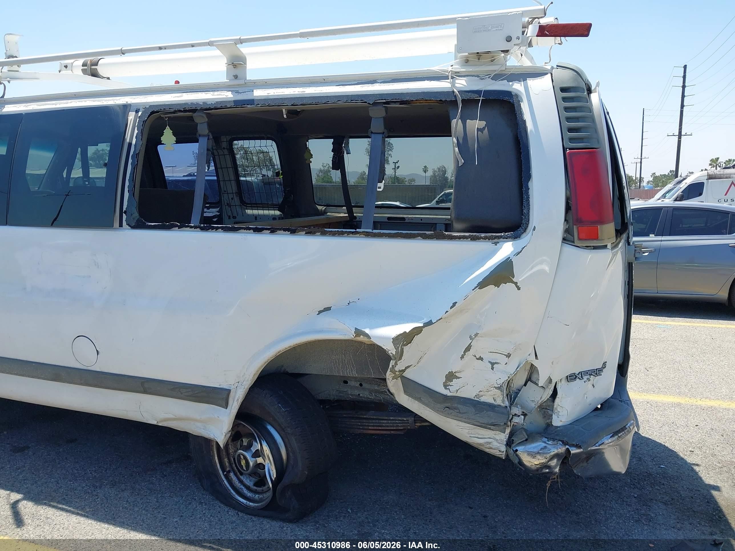 2001 Chevrolet Express   White vin: 1GAHG39R611141094
