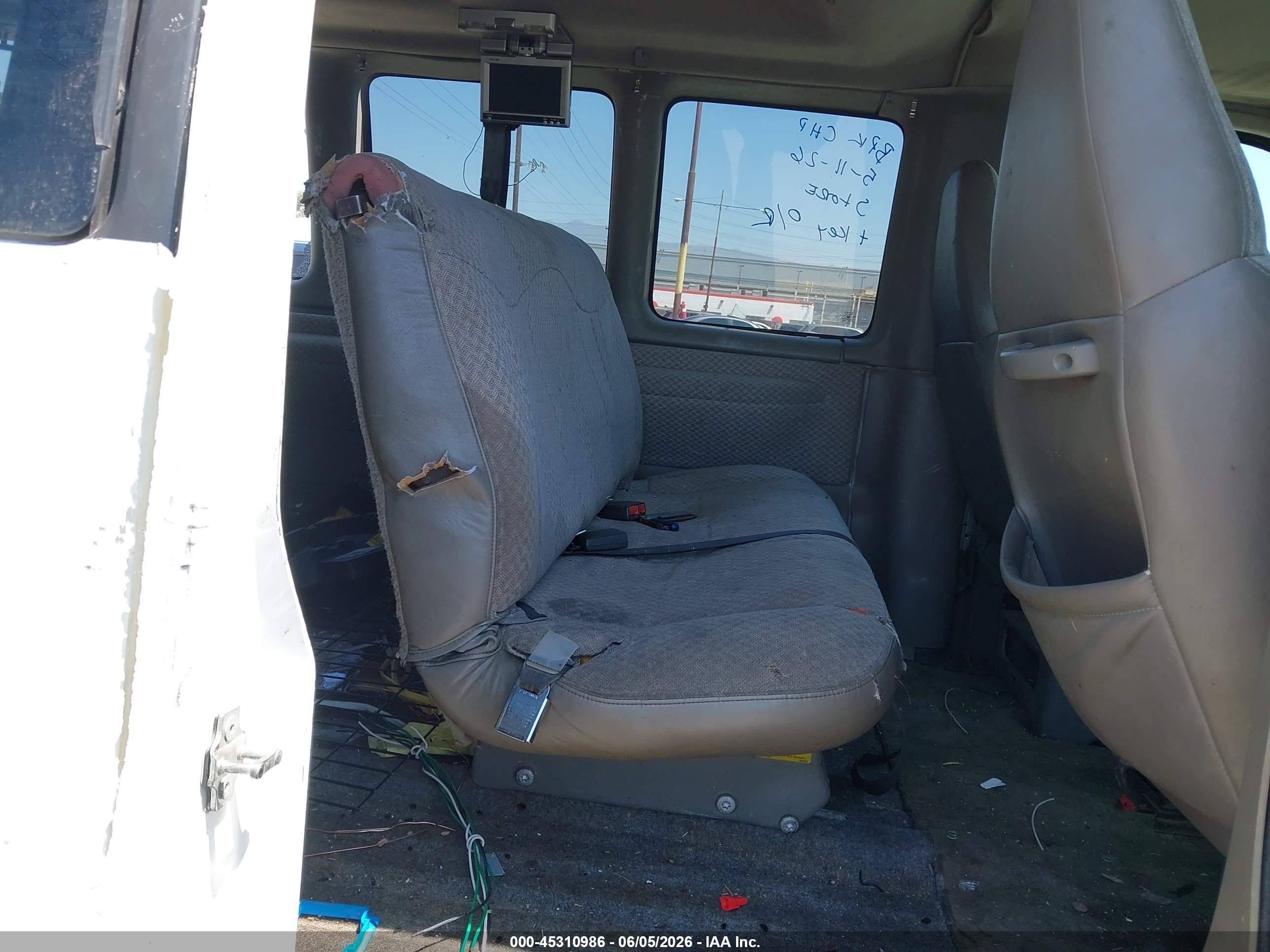 2001 Chevrolet Express   White vin: 1GAHG39R611141094