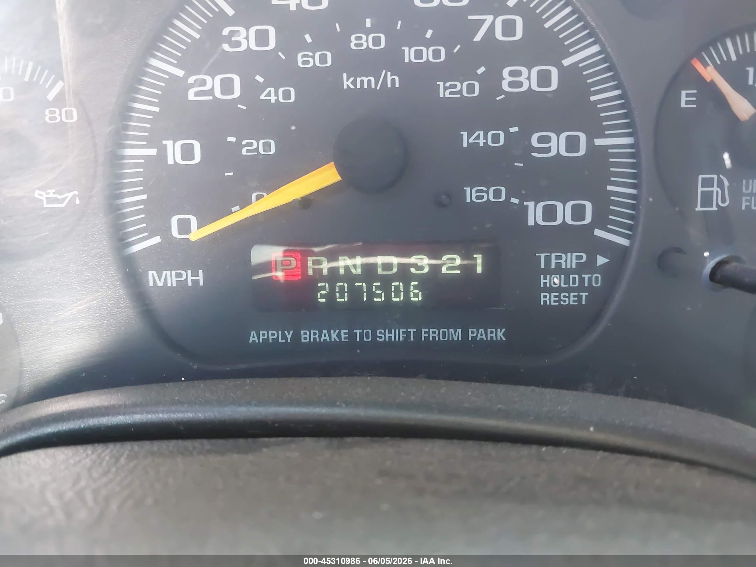 2001 Chevrolet Express   White vin: 1GAHG39R611141094