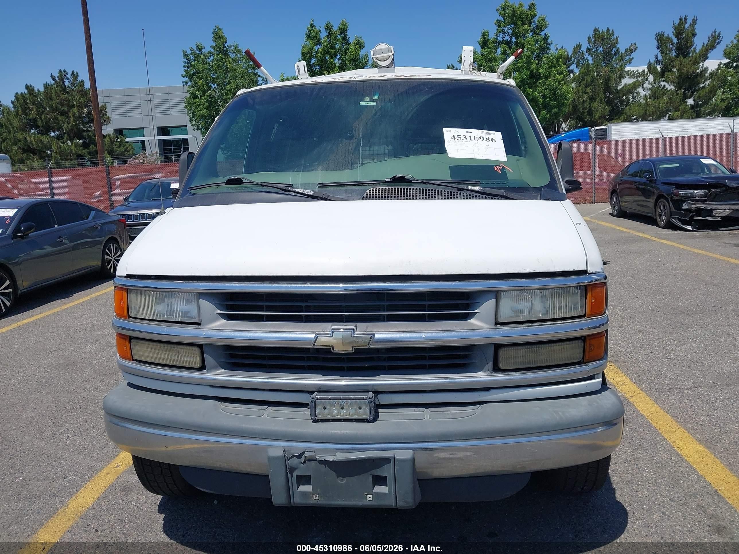 2001 Chevrolet Express   White vin: 1GAHG39R611141094