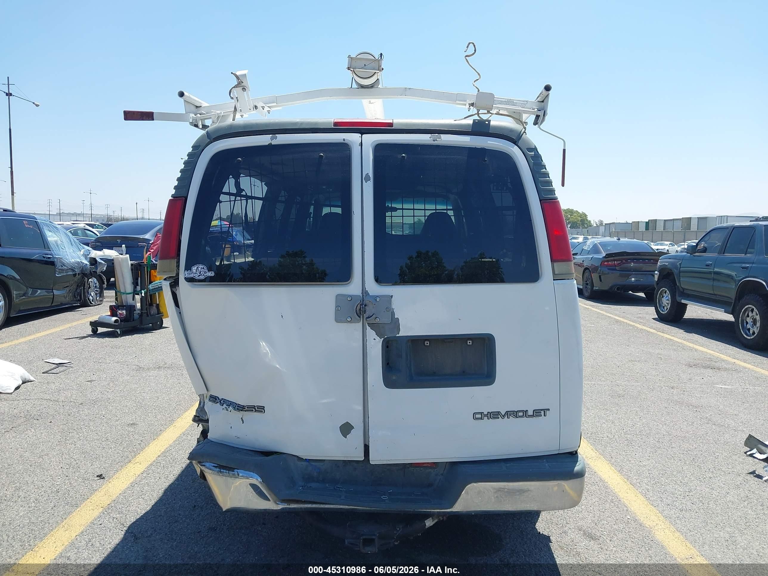 2001 Chevrolet Express   White vin: 1GAHG39R611141094