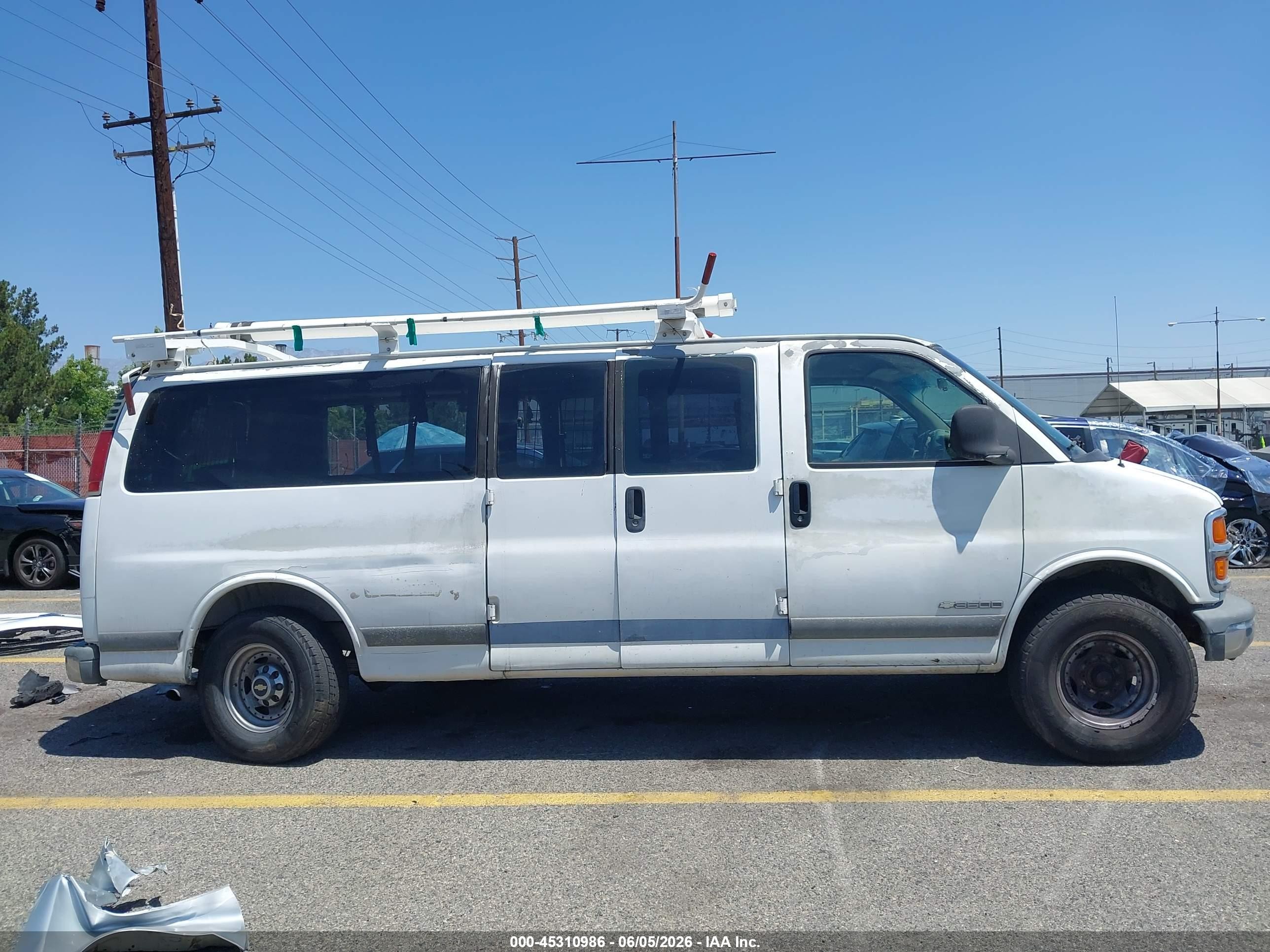 2001 Chevrolet Express   White vin: 1GAHG39R611141094