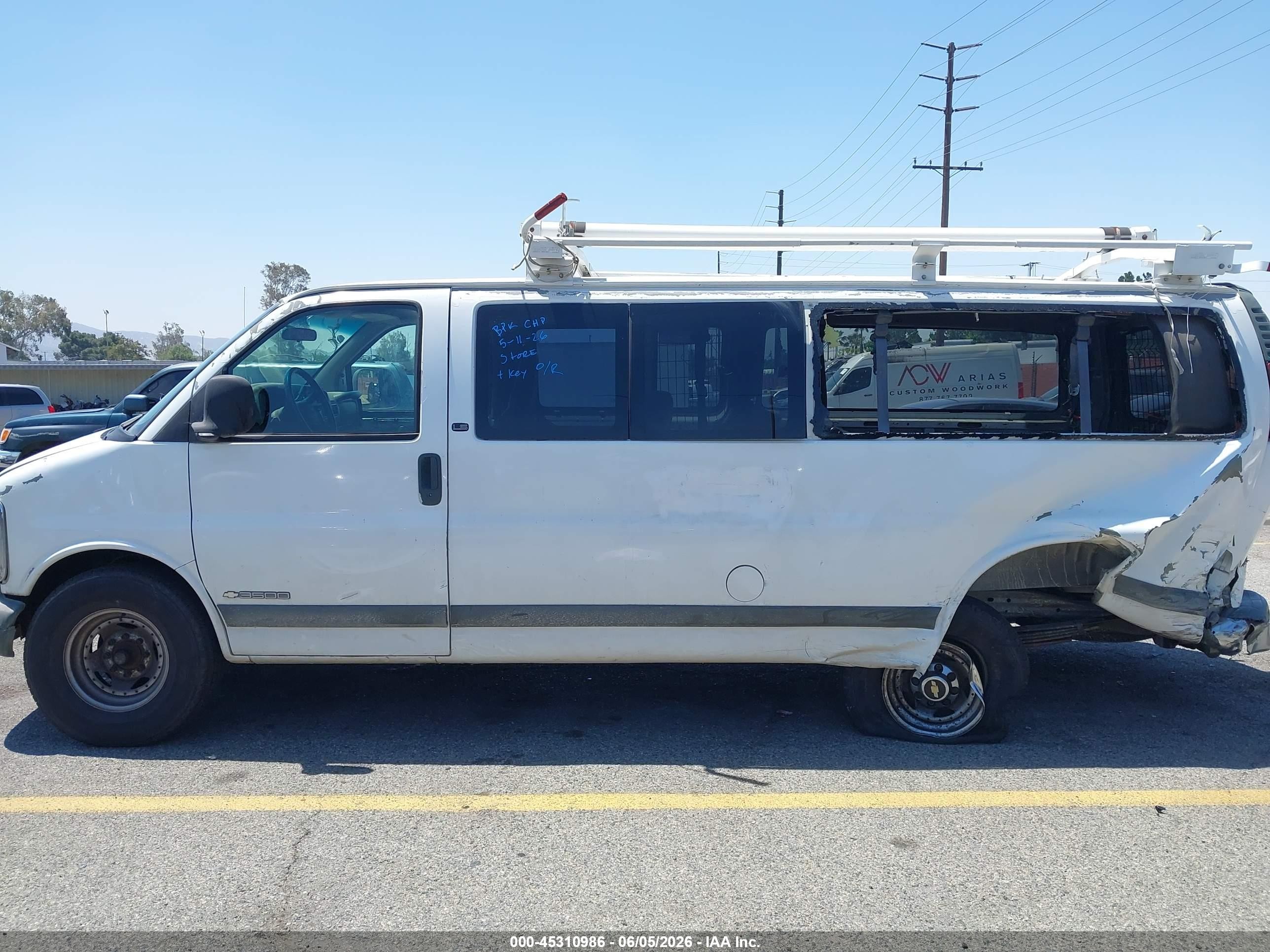 2001 Chevrolet Express   White vin: 1GAHG39R611141094
