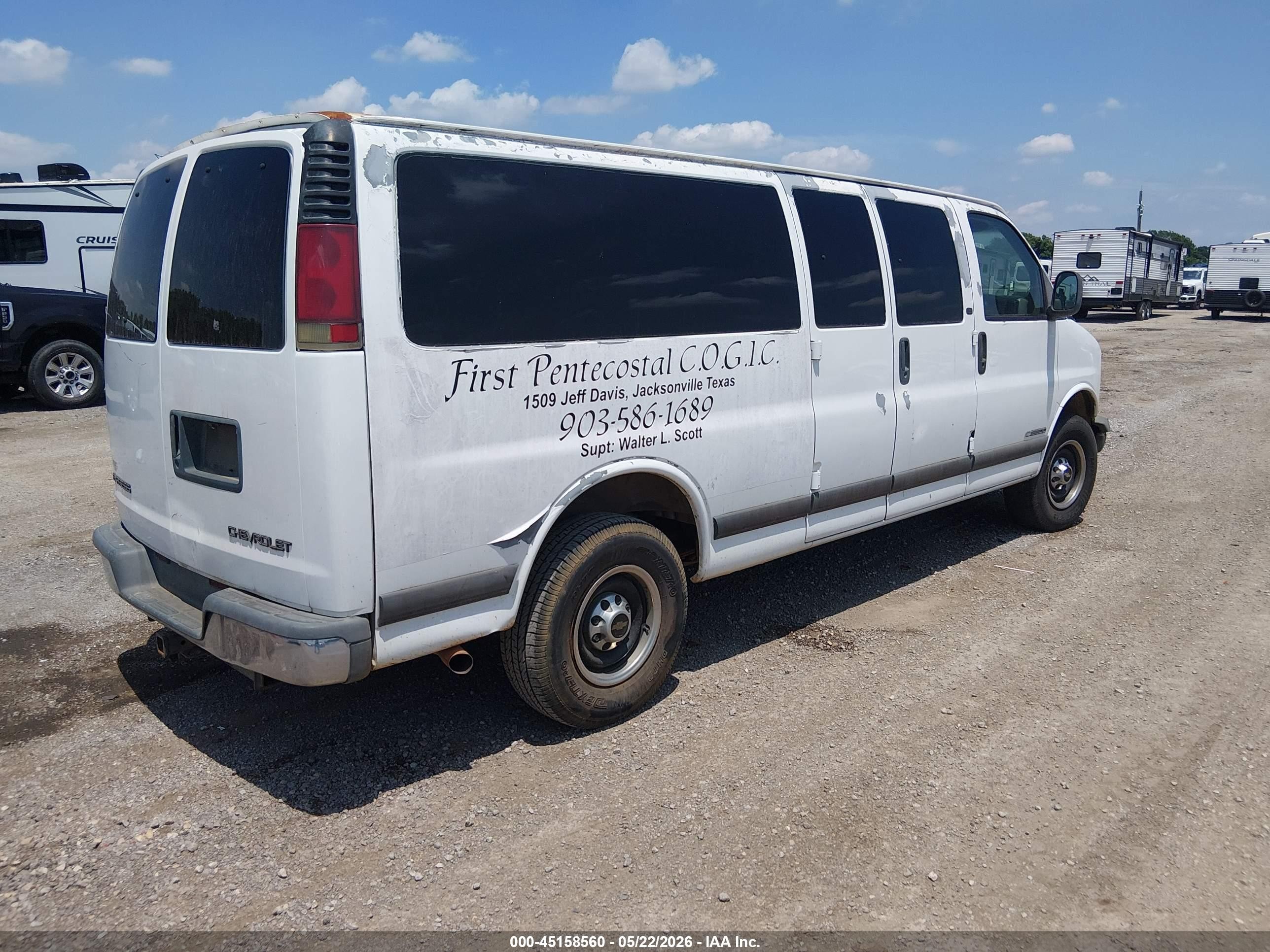 2001 Chevrolet Express   White vin: 1GAHG39R611189601