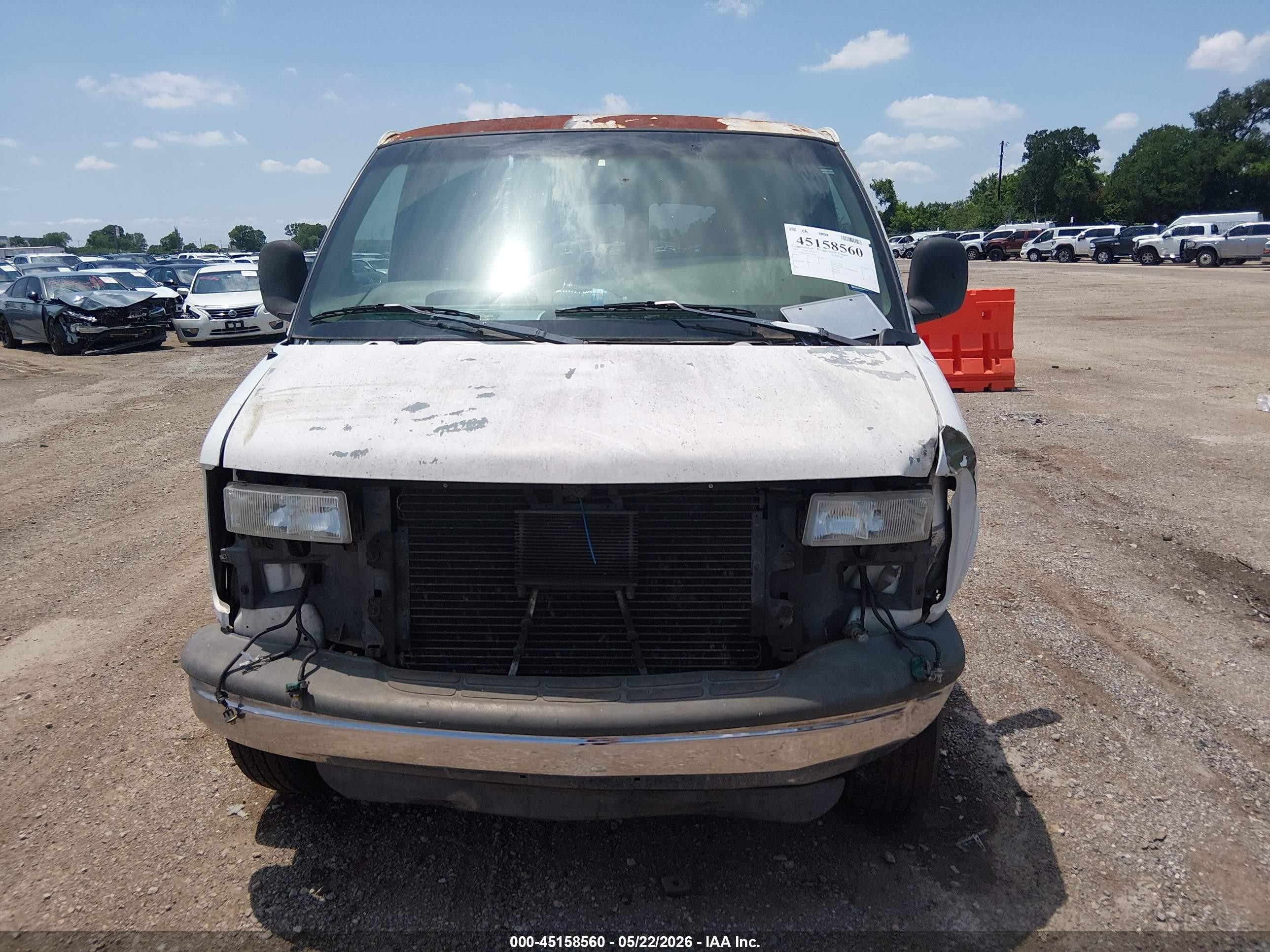 2001 Chevrolet Express   White vin: 1GAHG39R611189601