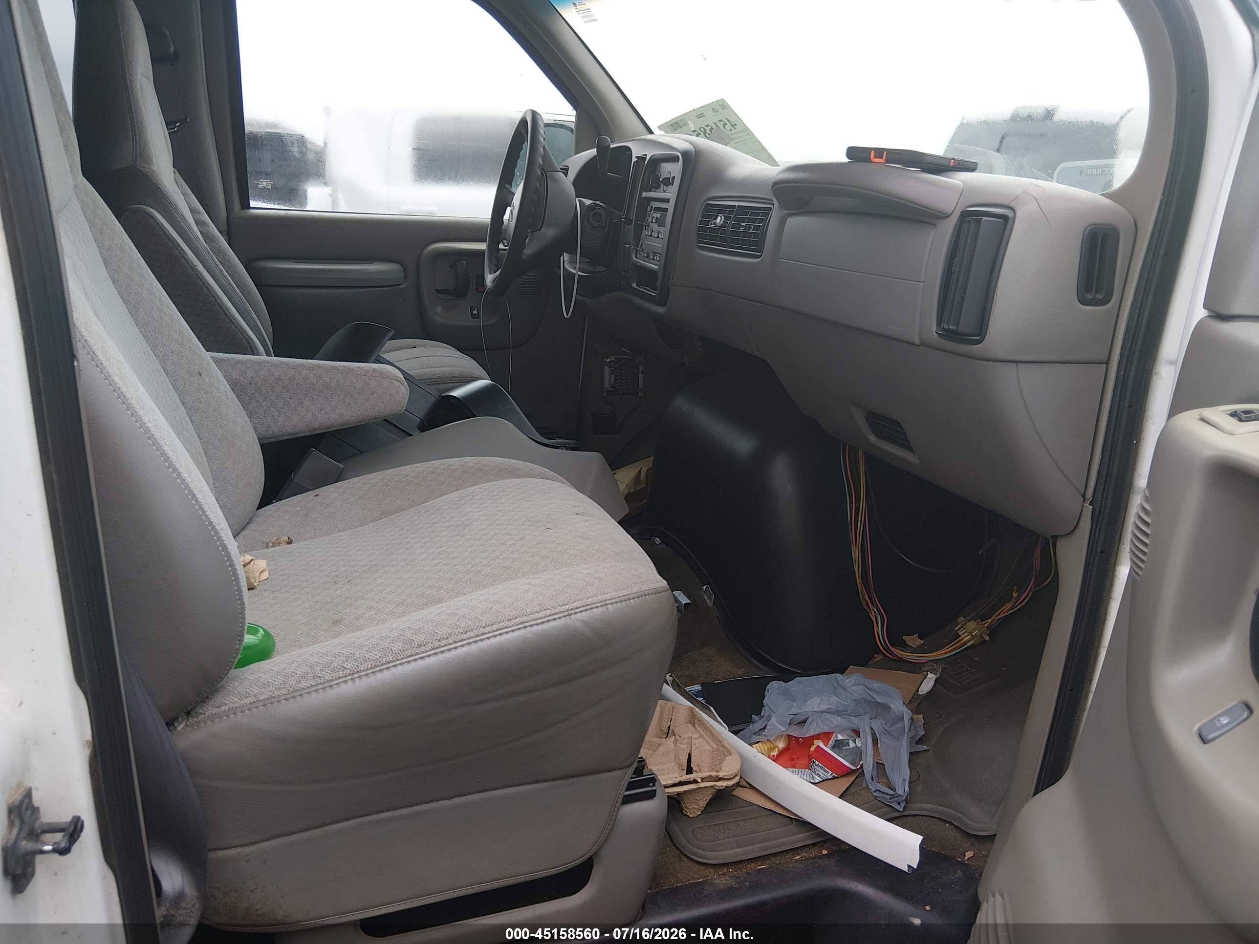 2001 Chevrolet Express   White vin: 1GAHG39R611189601