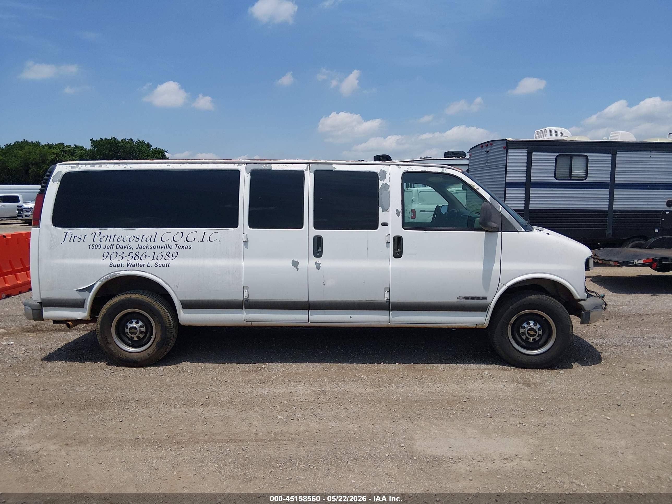 2001 Chevrolet Express   White vin: 1GAHG39R611189601