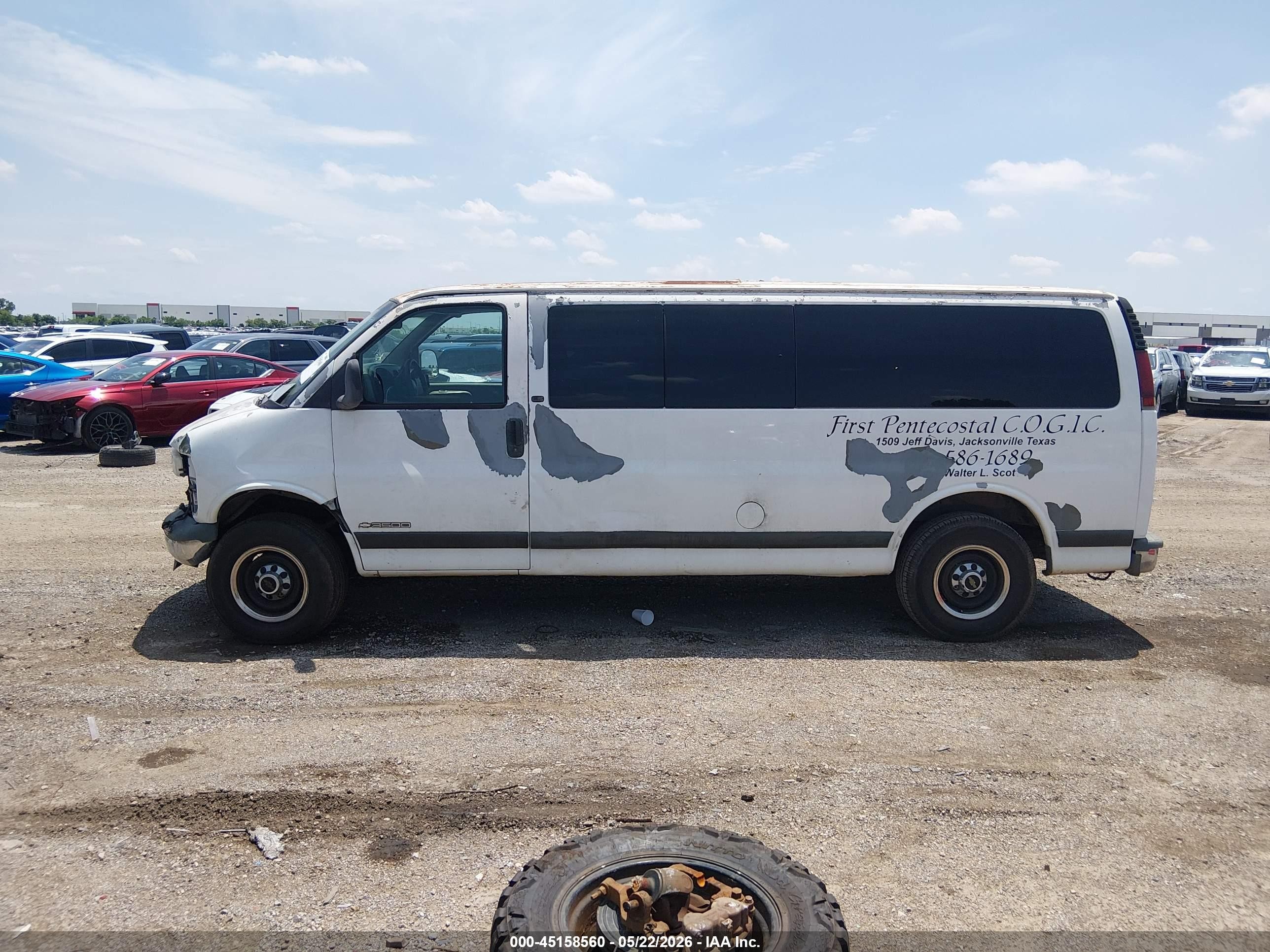 2001 Chevrolet Express   White vin: 1GAHG39R611189601
