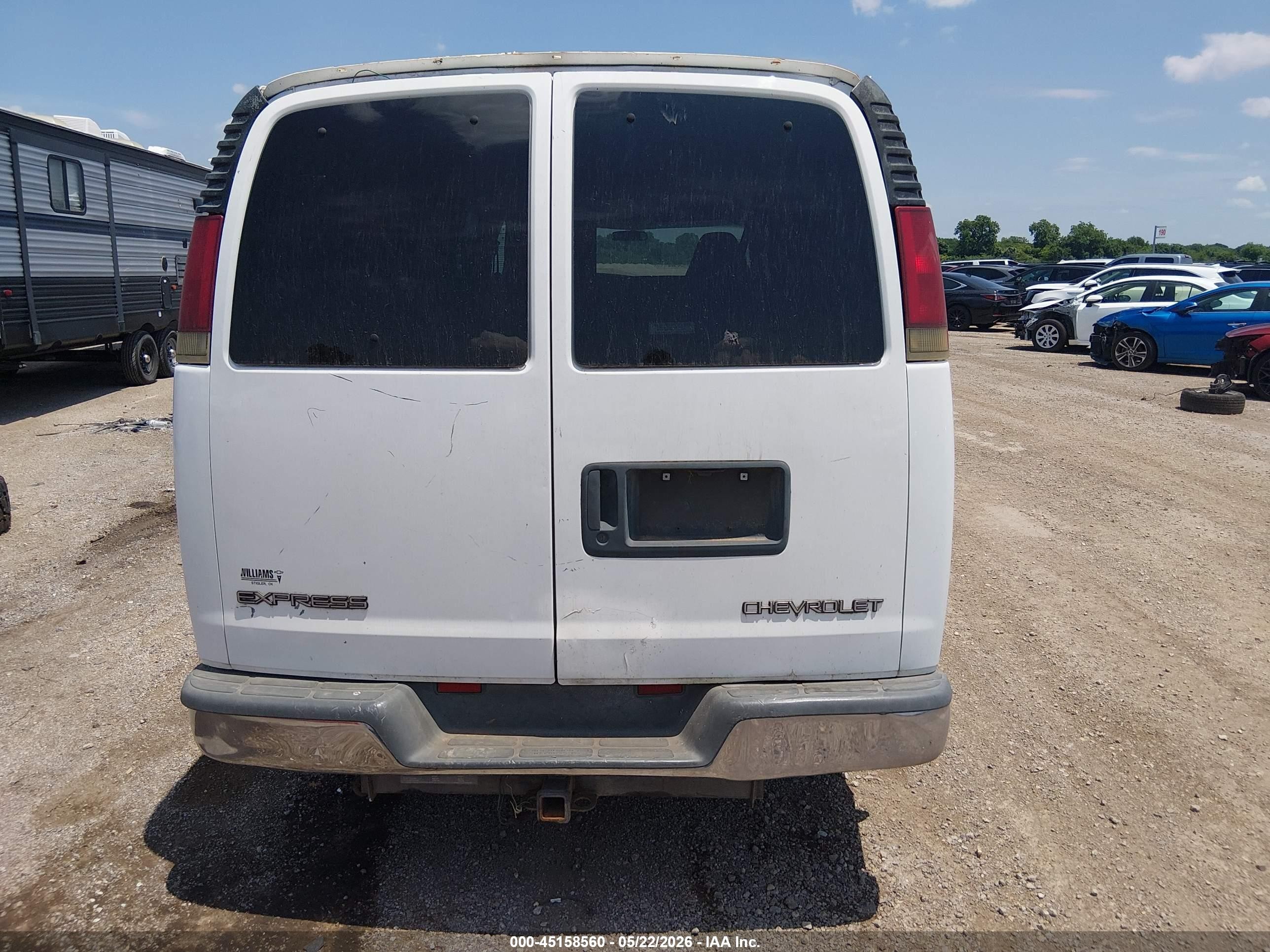 2001 Chevrolet Express   White vin: 1GAHG39R611189601