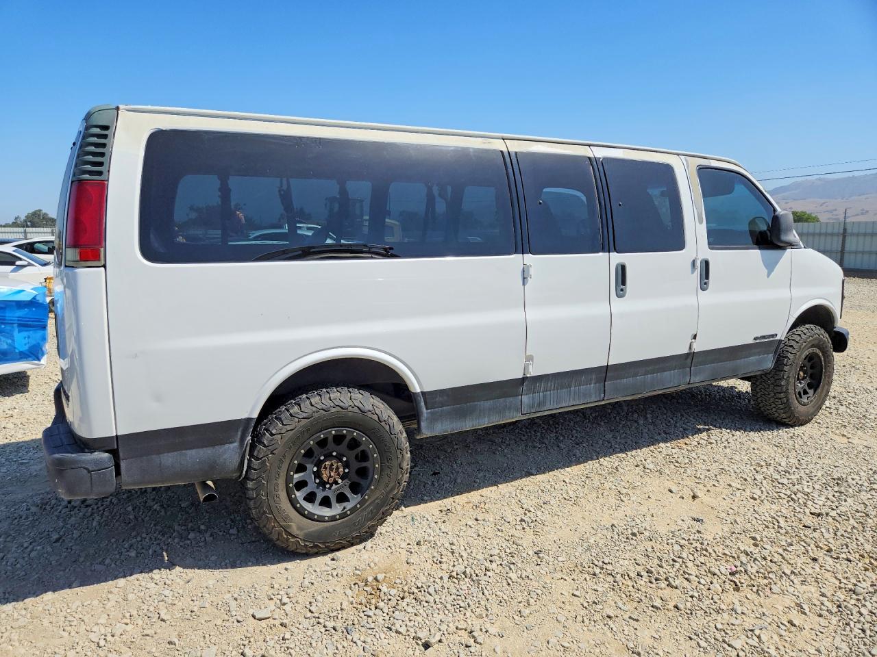 2002 Chevrolet Express G3500 White vin: 1GAHG39R621138164
