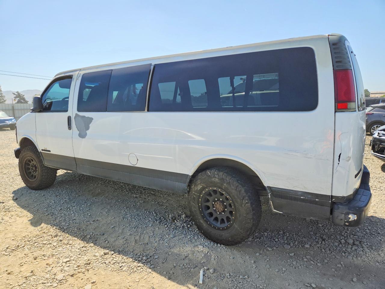 2002 Chevrolet Express G3500 White vin: 1GAHG39R621138164