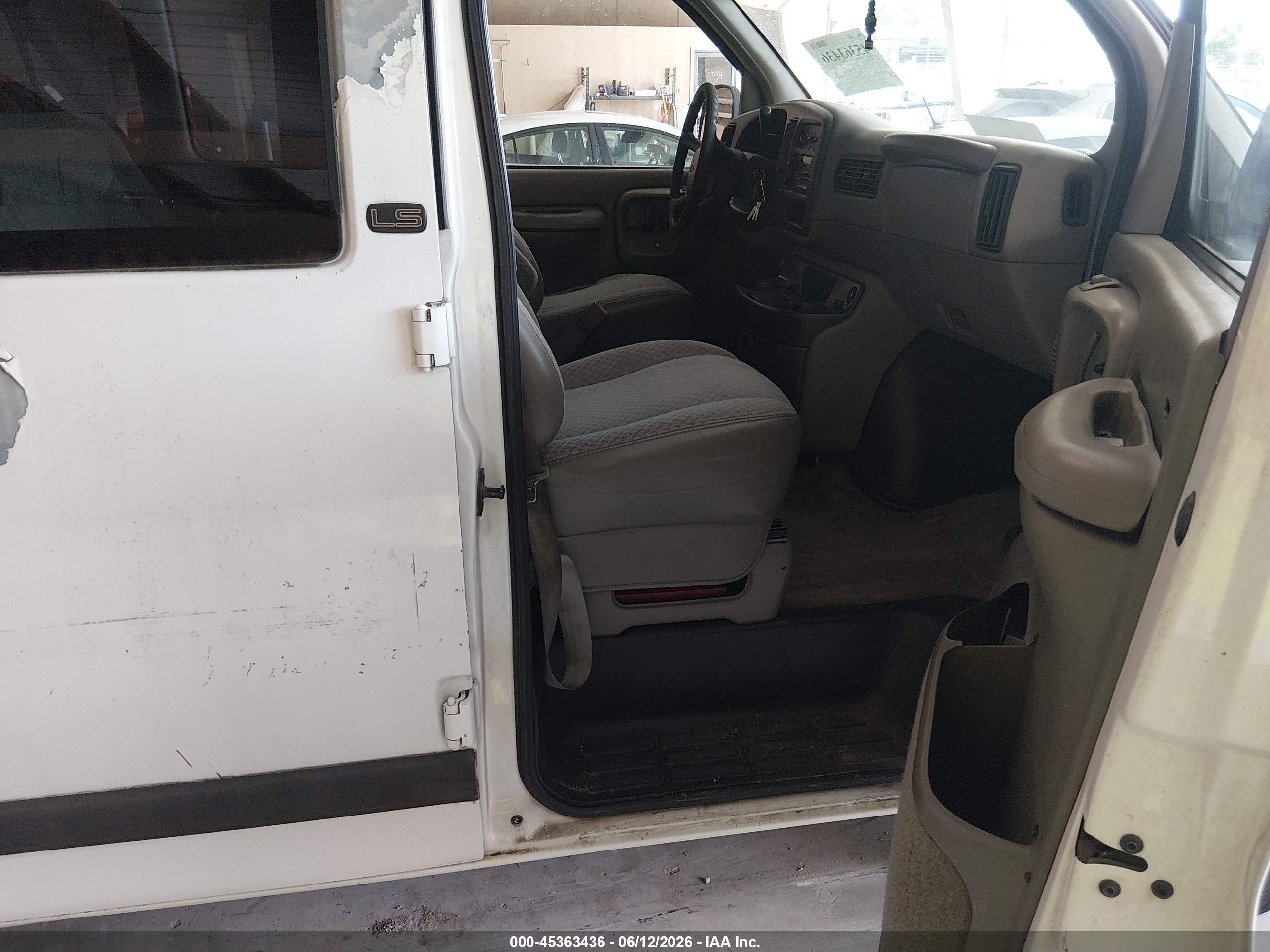 2000 Chevrolet Express   Белый vin: 1GAHG39R6Y1123785