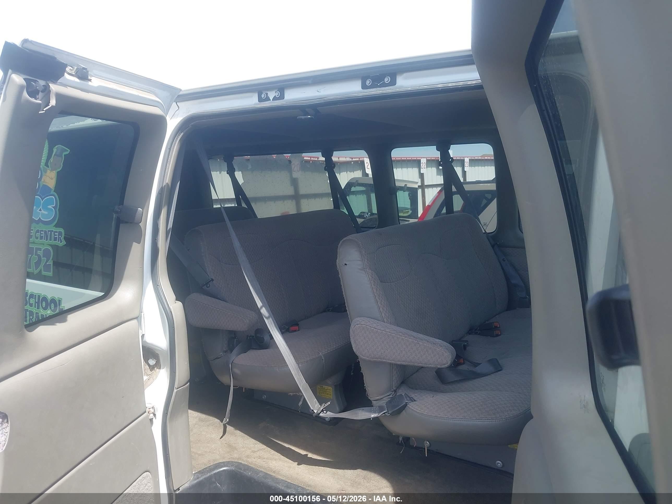 2001 Chevrolet Express   White vin: 1GAHG39R811204907