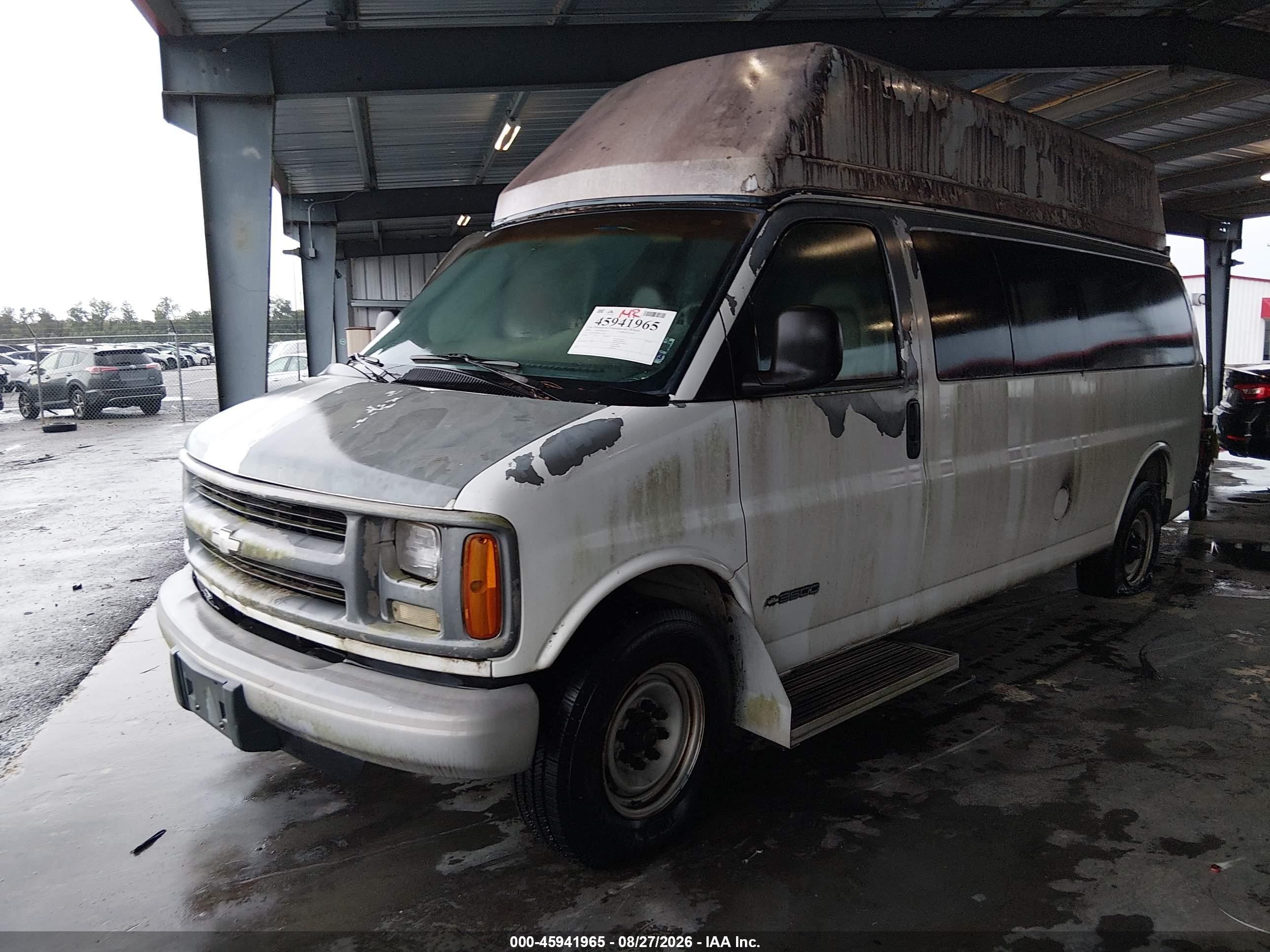 2002 Chevrolet Express Van   White vin: 1GAHG39R821123858
