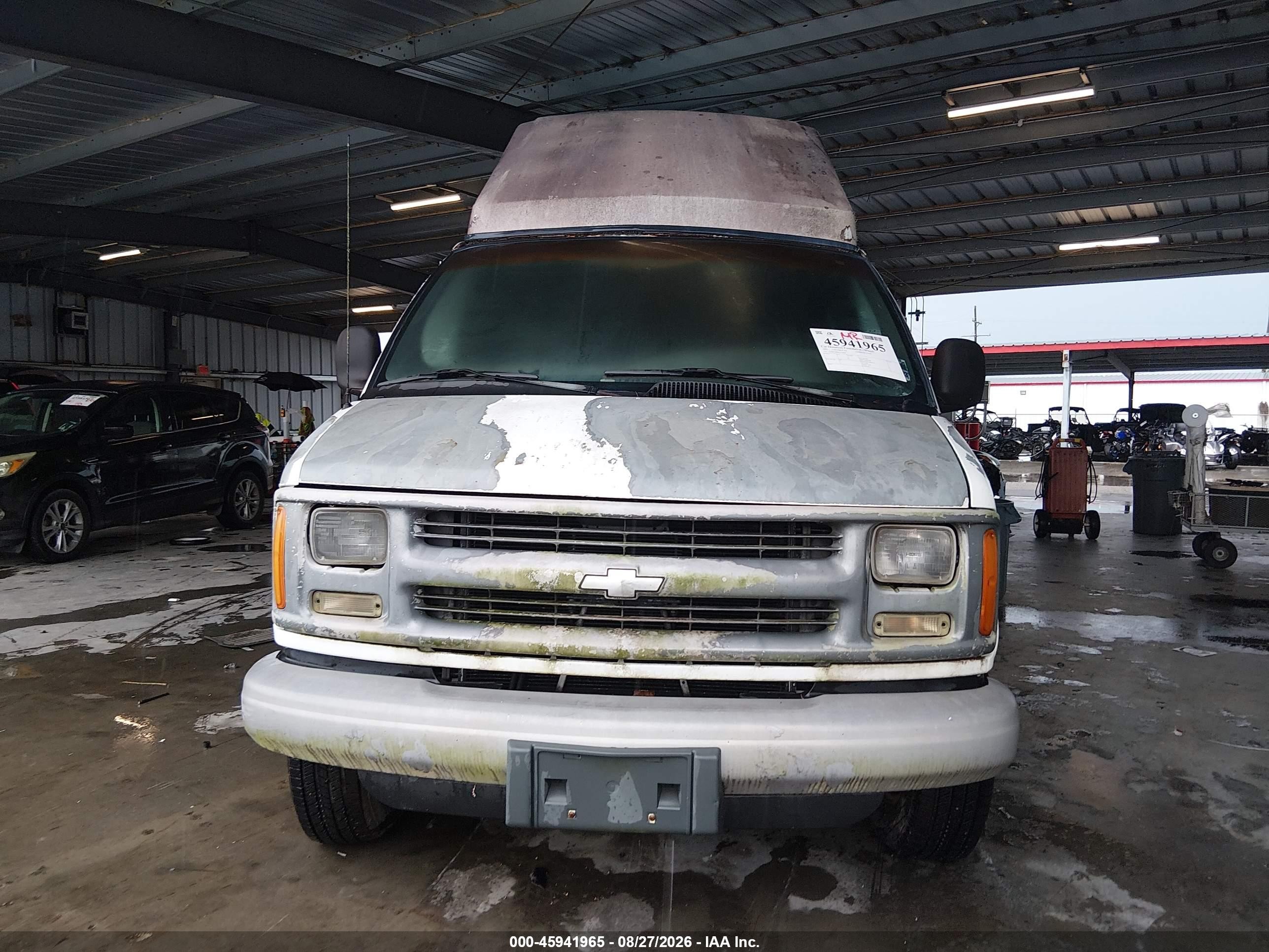 2002 Chevrolet Express Van   White vin: 1GAHG39R821123858