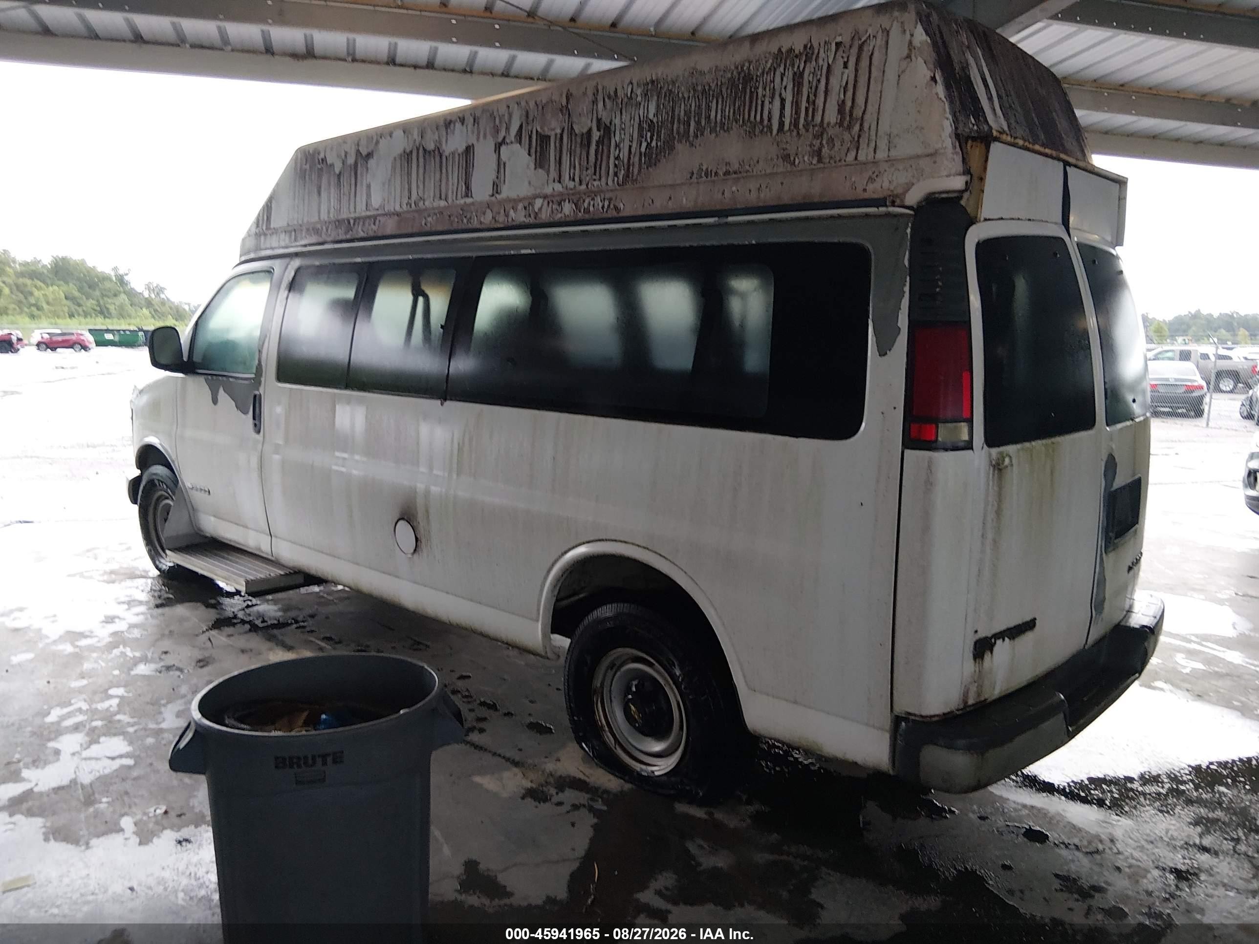 2002 Chevrolet Express Van   White vin: 1GAHG39R821123858