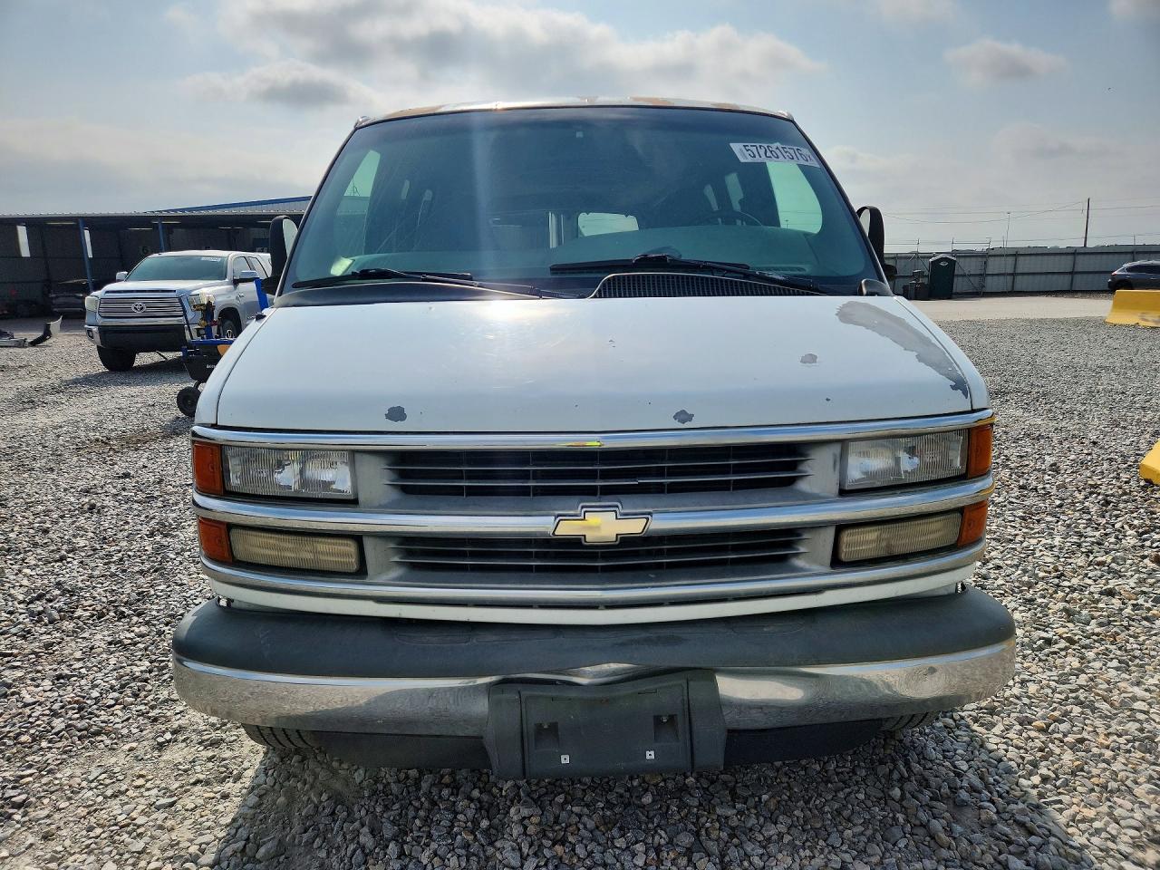 2000 Chevrolet Express G3500 White vin: 1GAHG39R8Y1272022