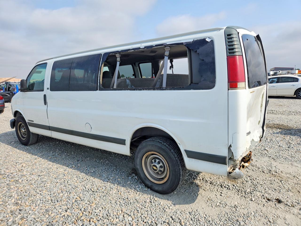 2000 Chevrolet Express G3500 White vin: 1GAHG39R8Y1272022