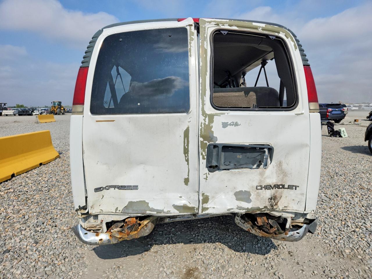 2000 Chevrolet Express G3500 White vin: 1GAHG39R8Y1272022