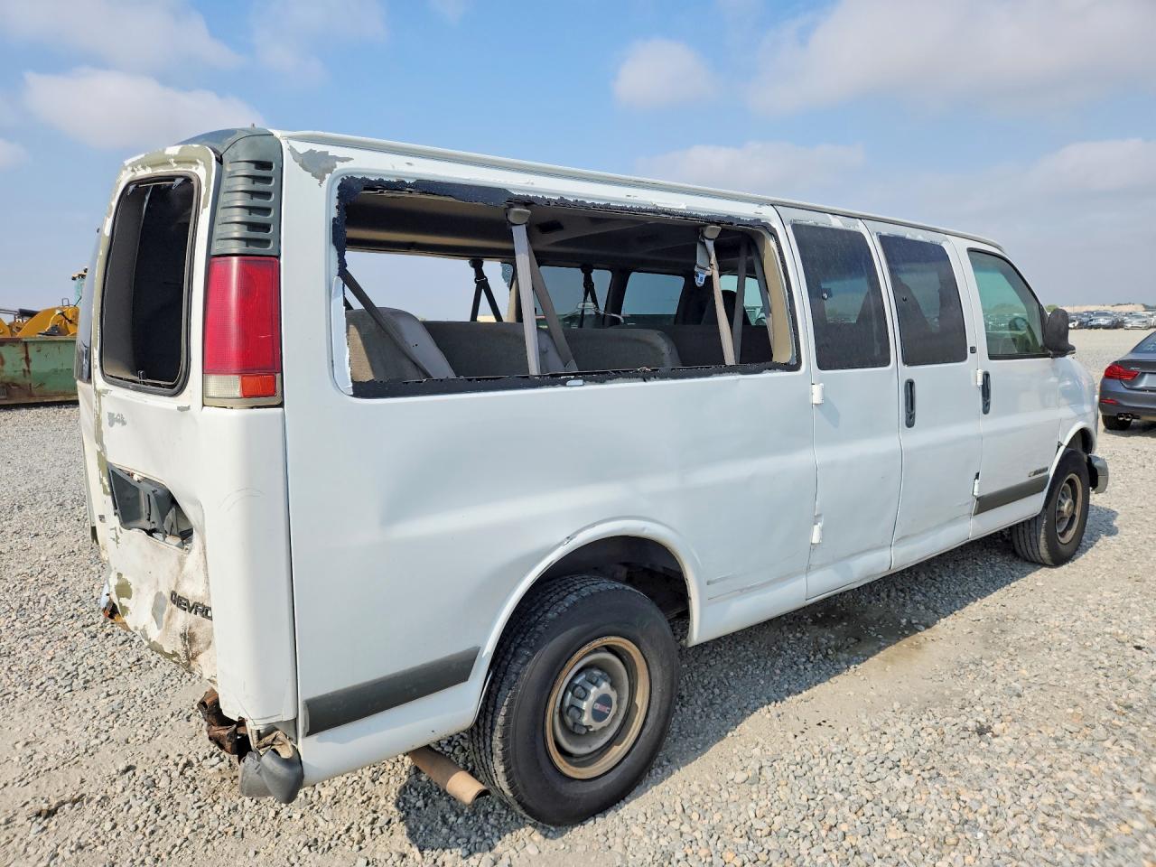 2000 Chevrolet Express G3500 White vin: 1GAHG39R8Y1272022