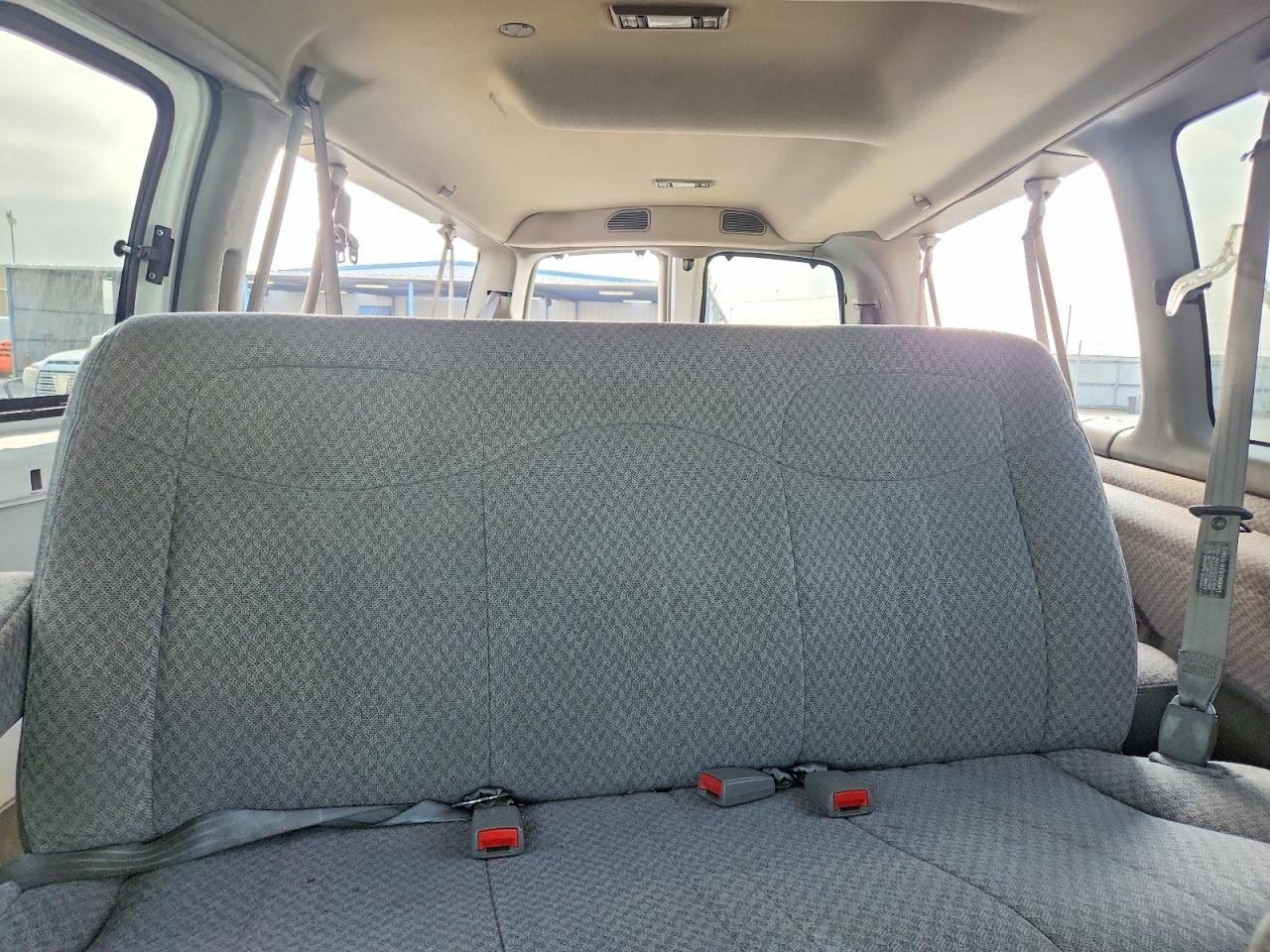 2000 Chevrolet Express G3500 White vin: 1GAHG39R8Y1272022