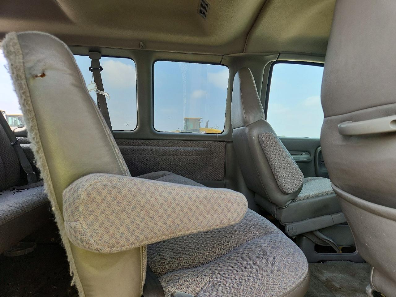 2000 Chevrolet Express G3500 White vin: 1GAHG39R8Y1272022