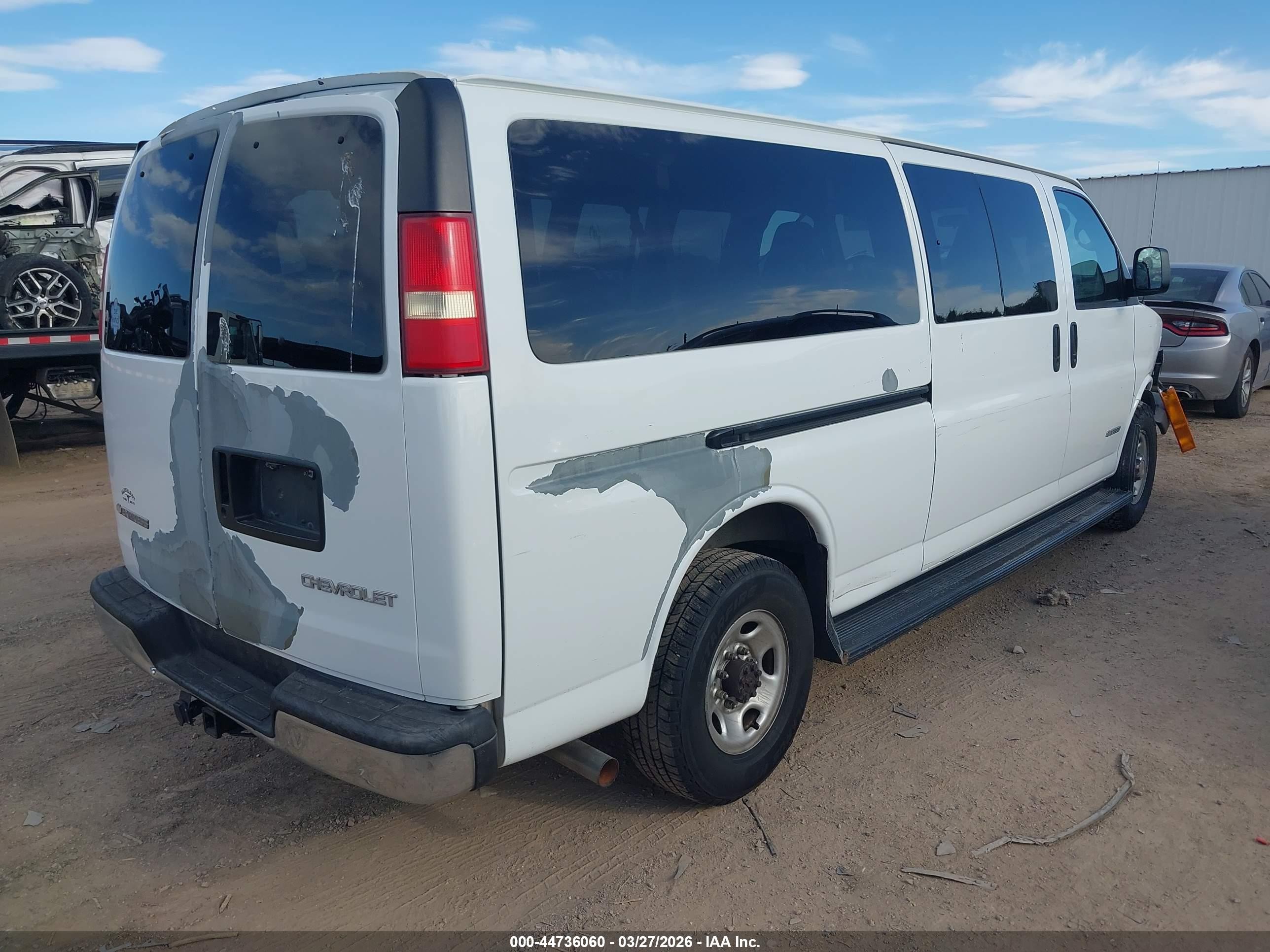 2004 Chevrolet Express   White vin: 1GAHG39U041173242