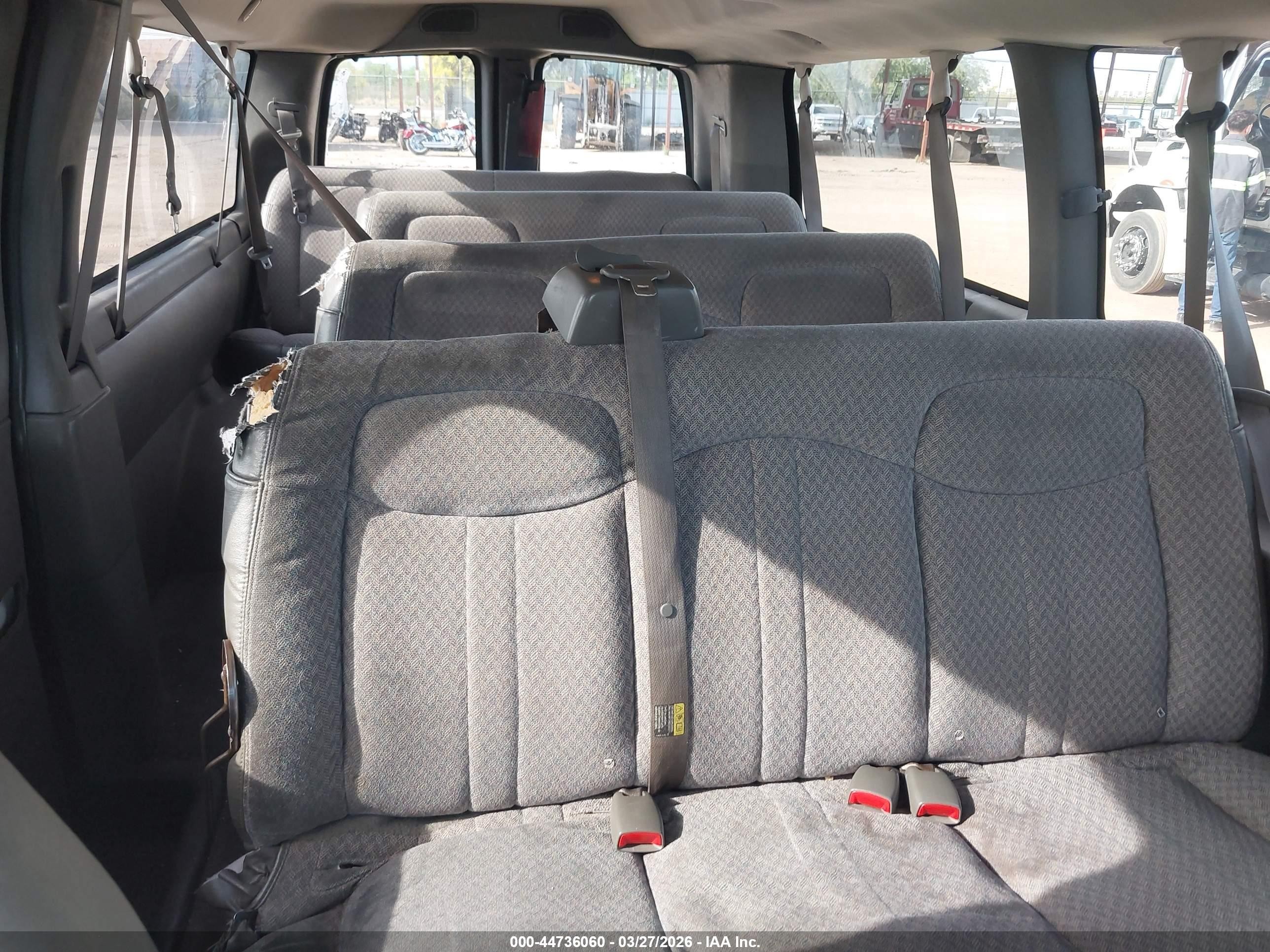 2004 Chevrolet Express   White vin: 1GAHG39U041173242
