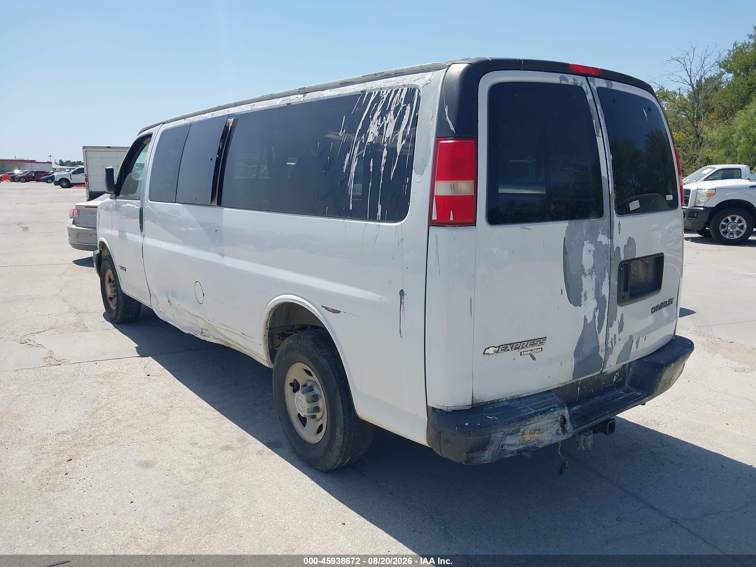 2005 Chevrolet Express Passenger   Белый vin: 1GAHG39U051266621