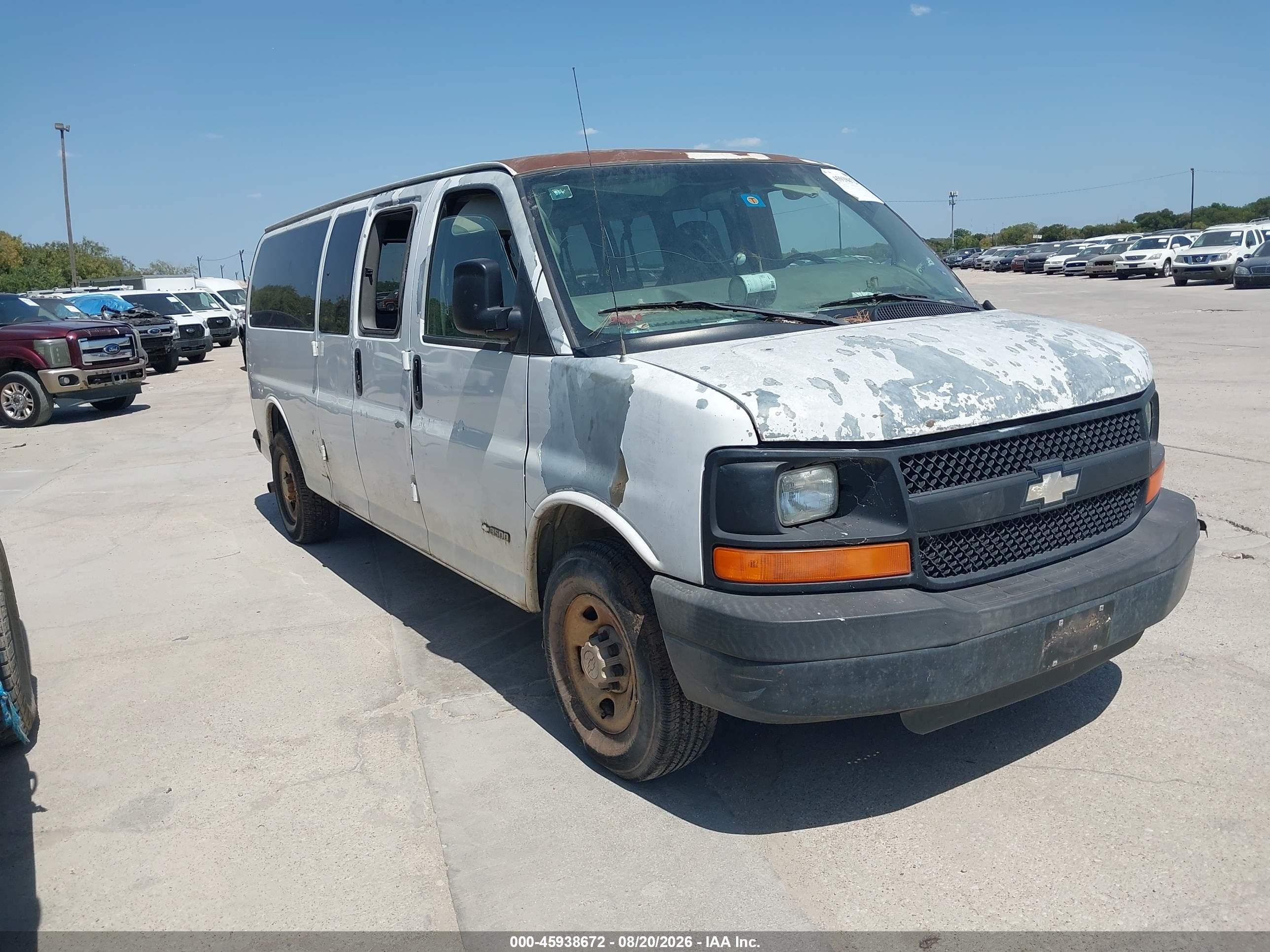 2005 Chevrolet Express Passenger   White vin: 1GAHG39U051266621