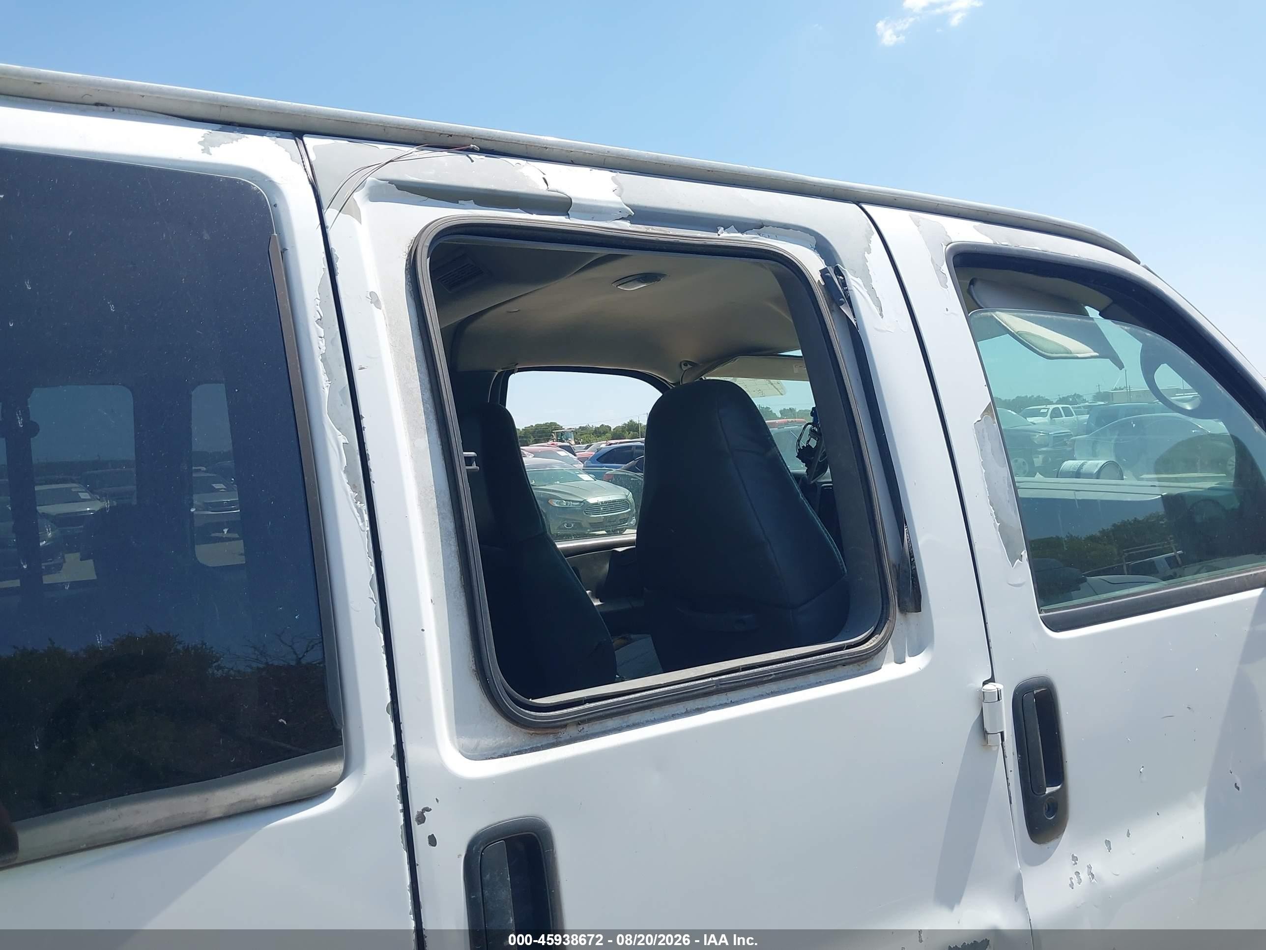 2005 Chevrolet Express Passenger   Белый vin: 1GAHG39U051266621