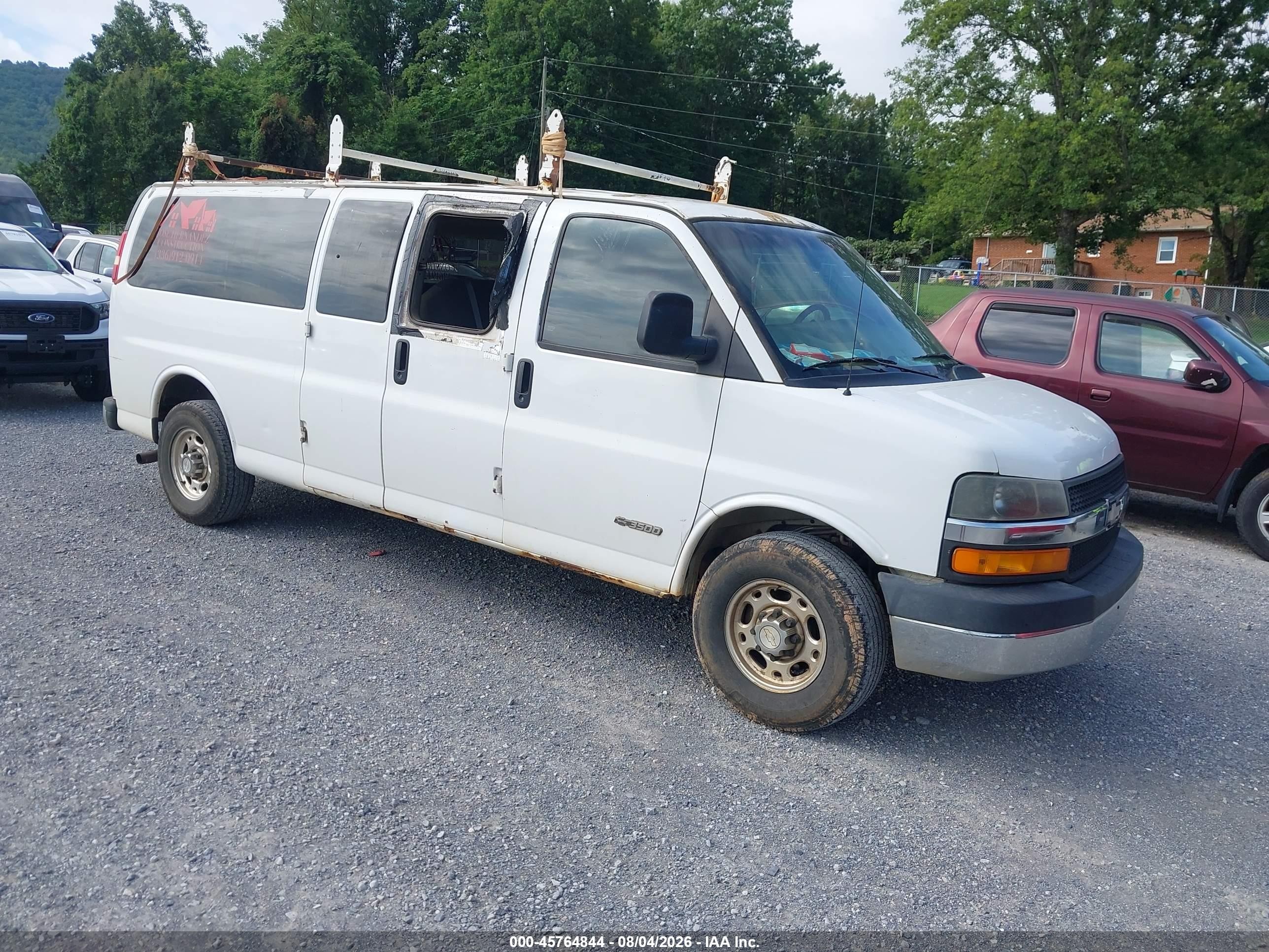 2004 Chevrolet Express Passenger   White vin: 1GAHG39U141236610