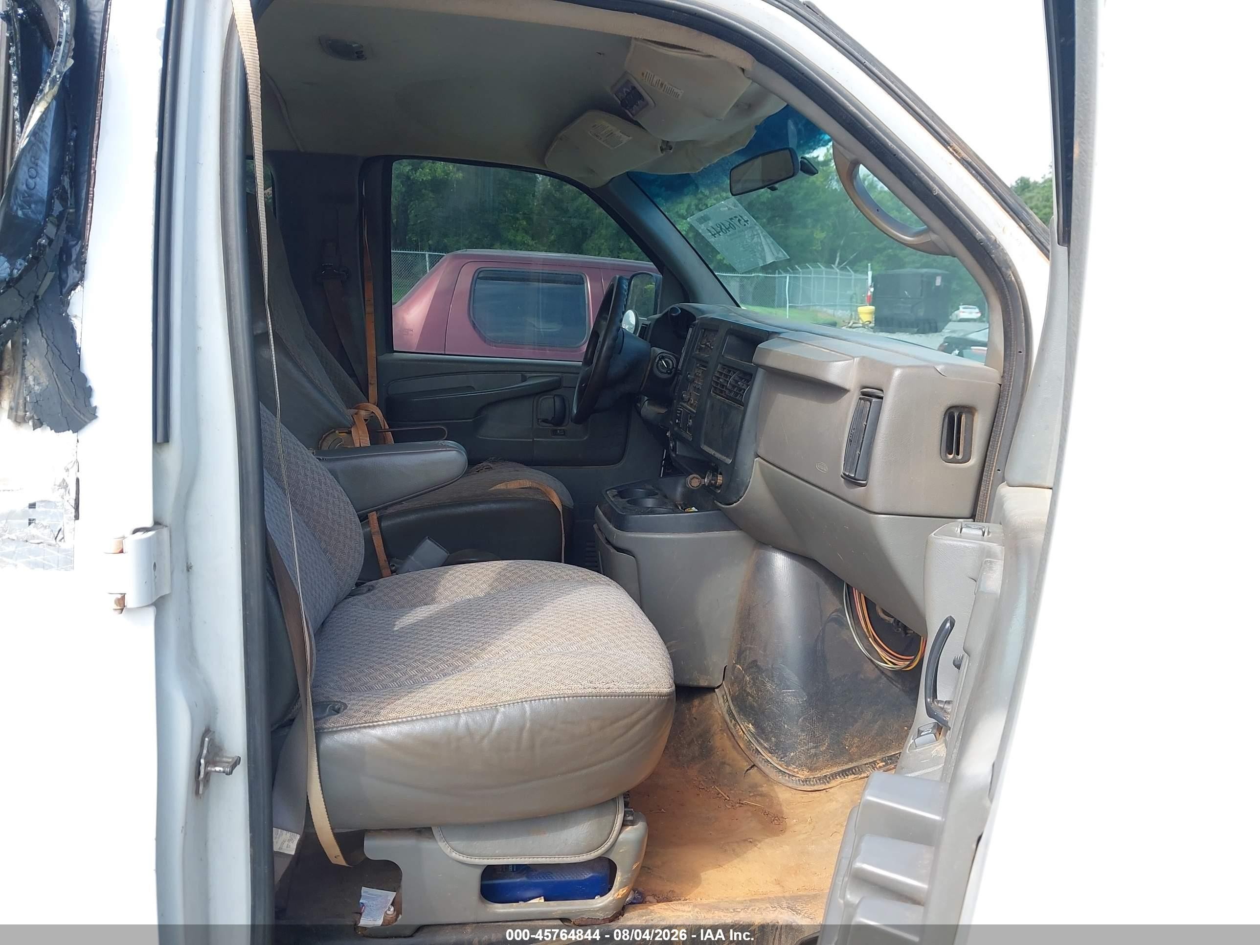 2004 Chevrolet Express Passenger   White vin: 1GAHG39U141236610