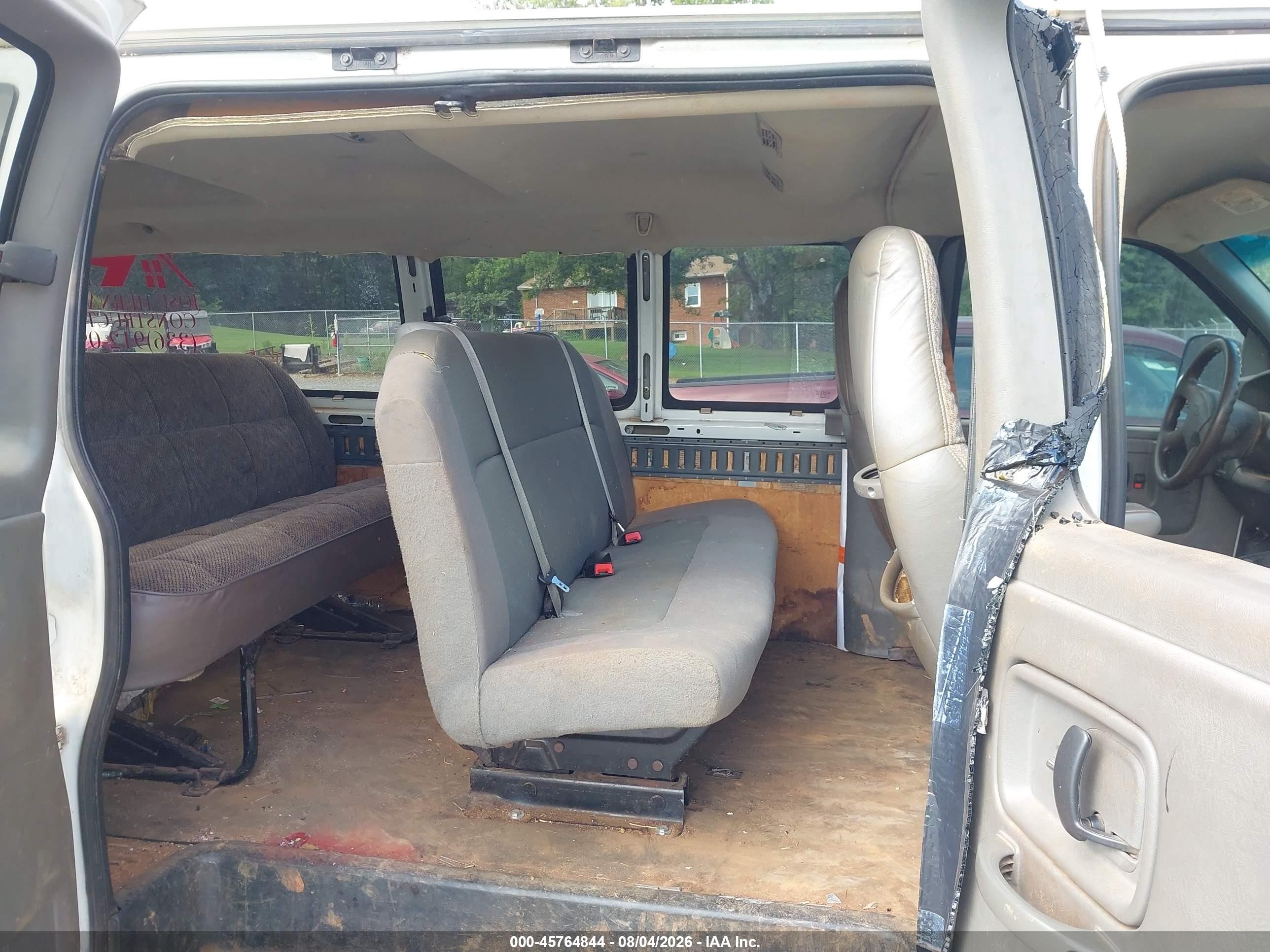 2004 Chevrolet Express Passenger   White vin: 1GAHG39U141236610