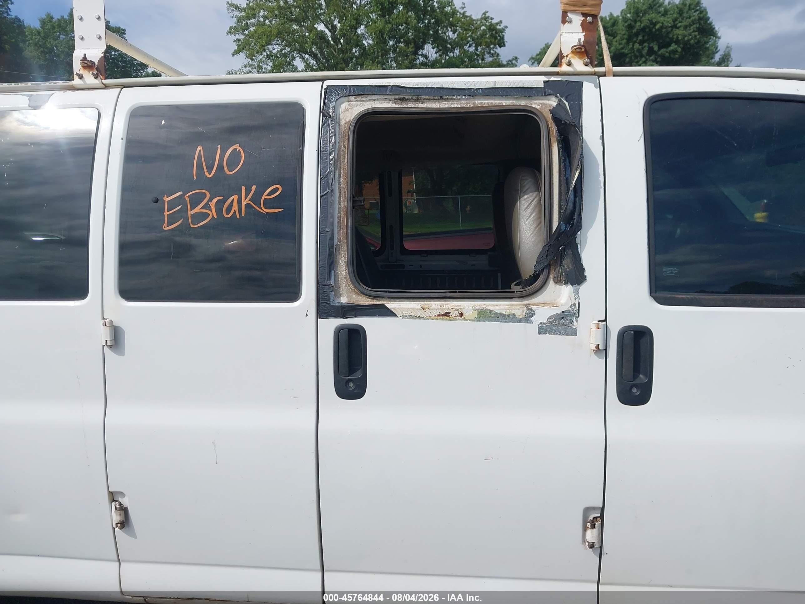 2004 Chevrolet Express Passenger   White vin: 1GAHG39U141236610