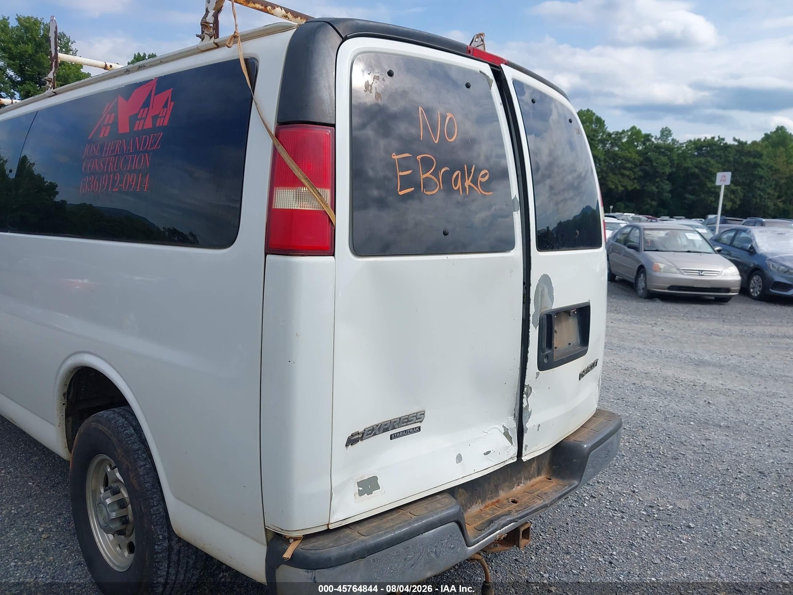 2004 Chevrolet Express Passenger   White vin: 1GAHG39U141236610