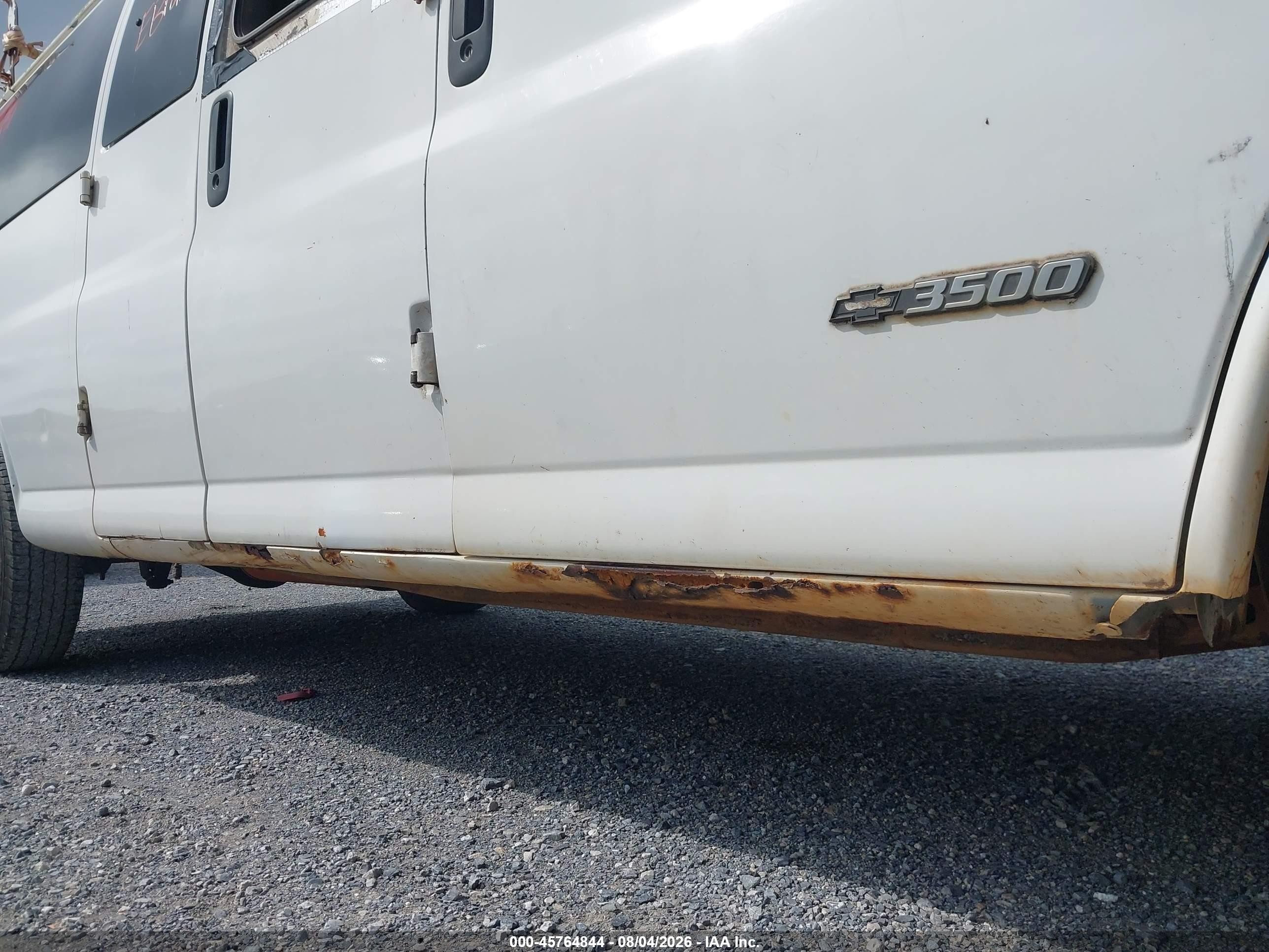 2004 Chevrolet Express Passenger   White vin: 1GAHG39U141236610