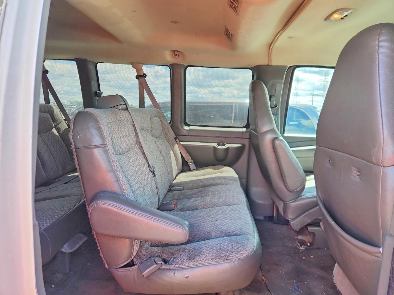 2004 Chevrolet Express G3500 White vin: 1GAHG39U241207388